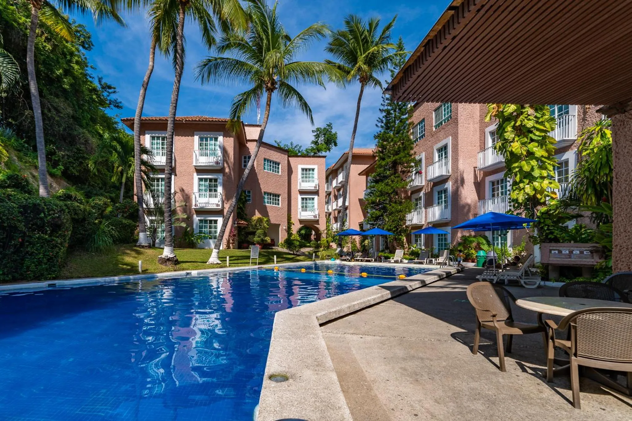 Swimming pool in Hotel Castillo Huatulco & Beach Club