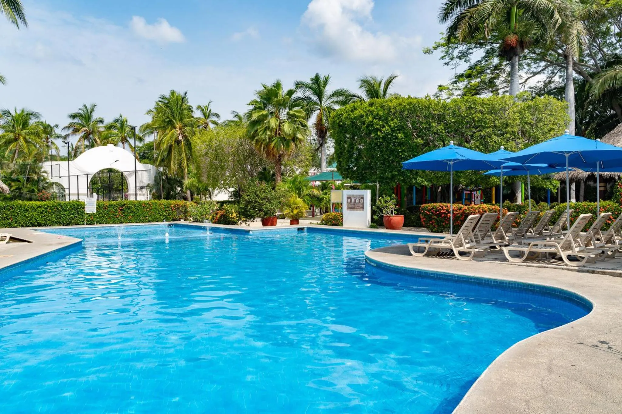 Swimming pool in Hotel Castillo Huatulco & Beach Club