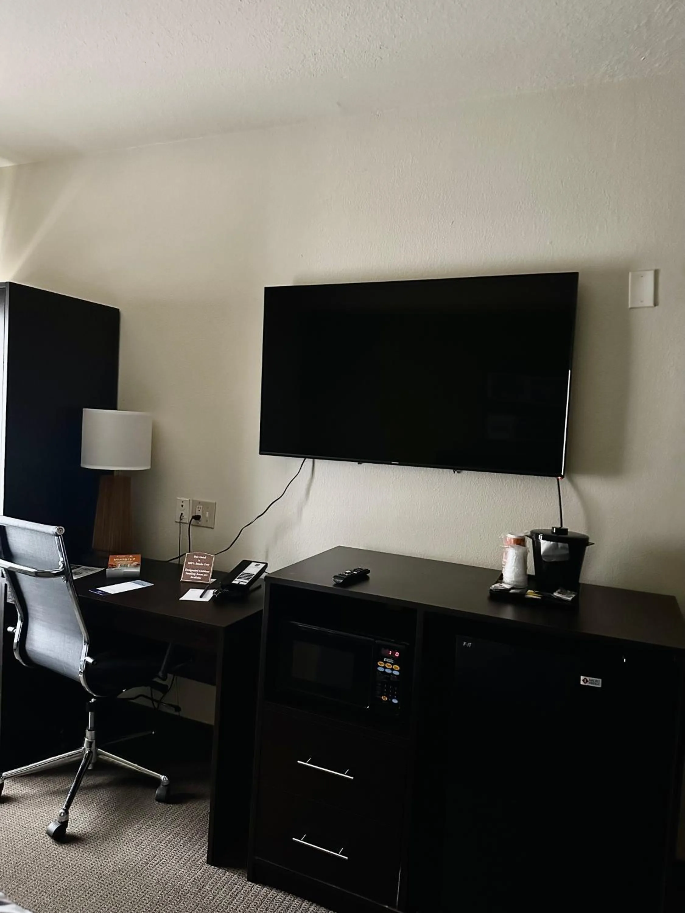 TV and multimedia in Sleep Inn & Suites Tulsa Central I-44