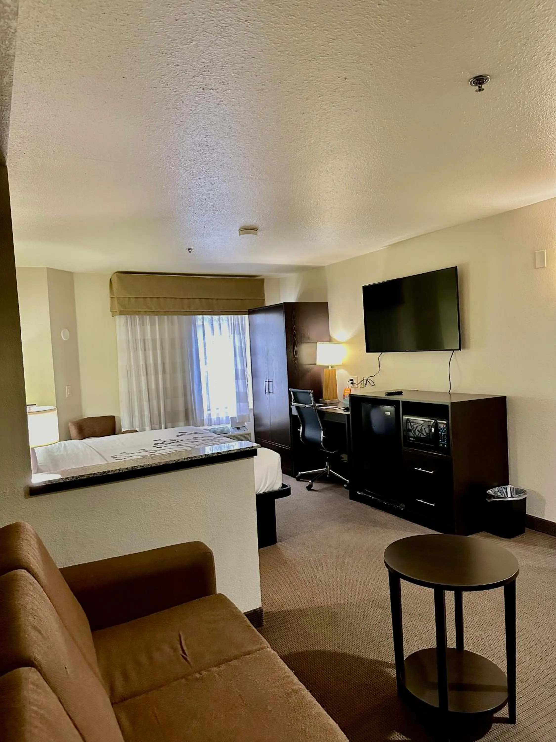 TV and multimedia in Sleep Inn & Suites Tulsa Central I-44