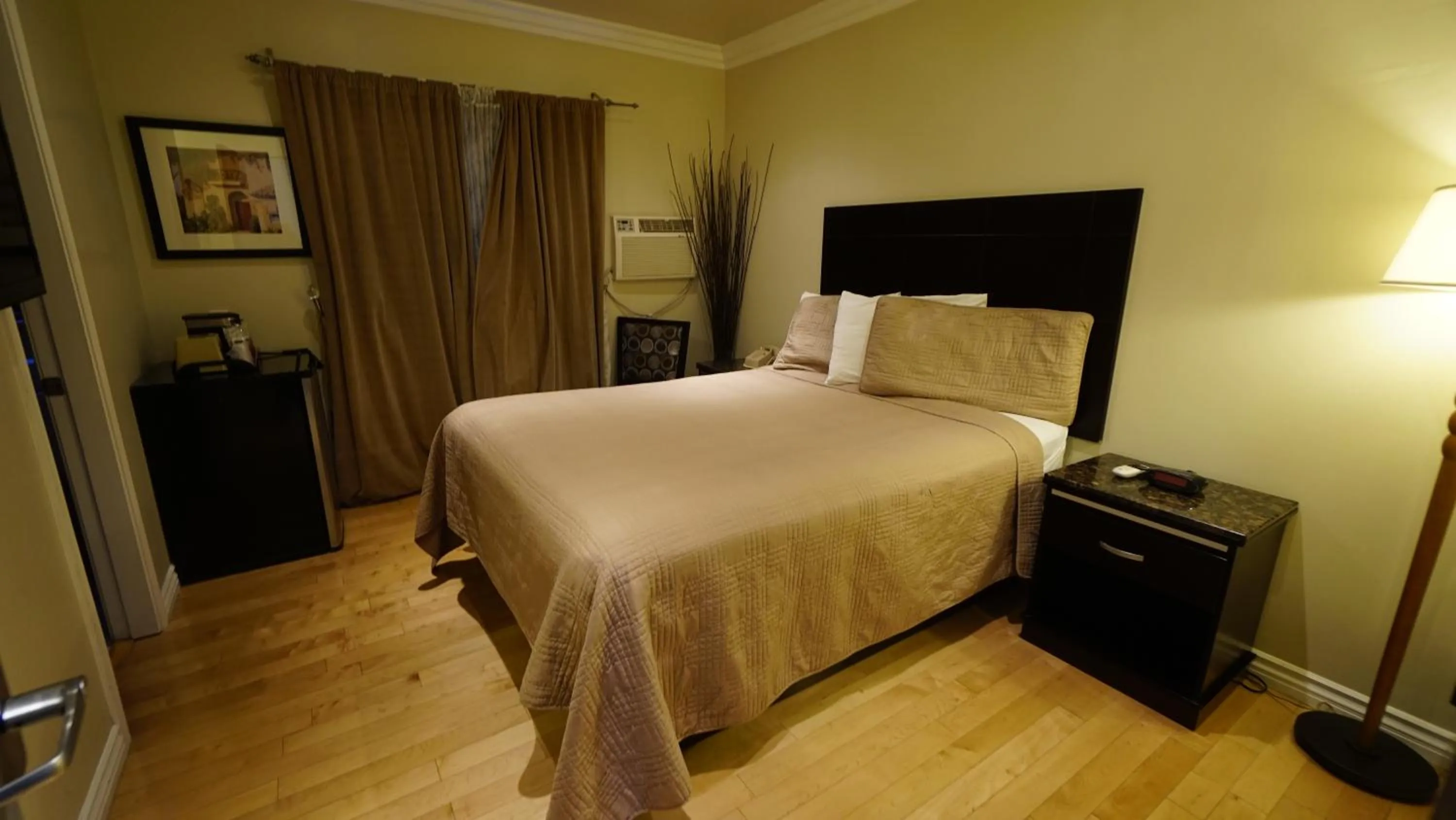 Bed in Trylon Hotel - Hollywood