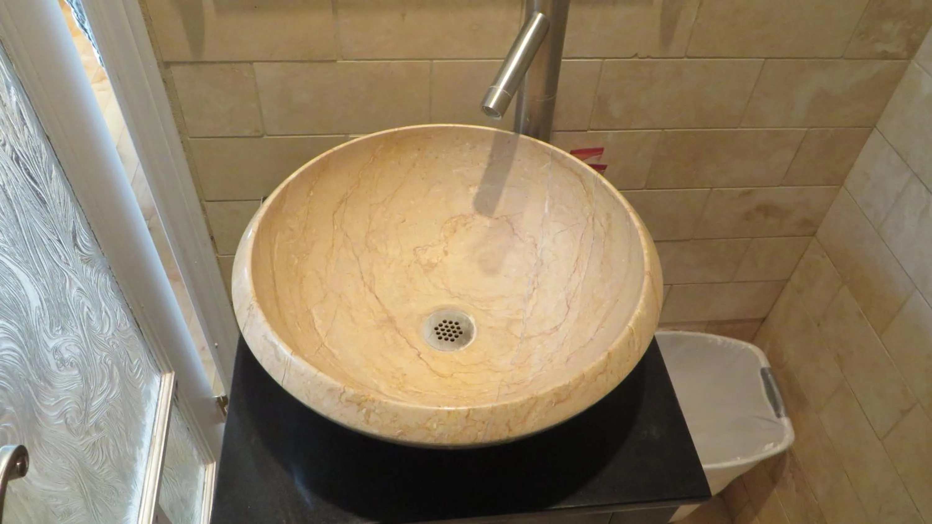 Bathroom in Trylon Hotel - Hollywood