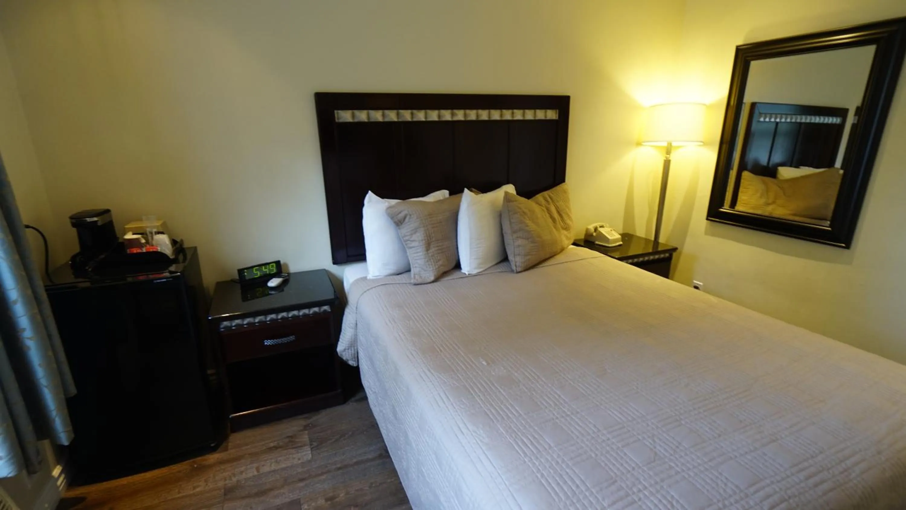 Bed in Trylon Hotel - Hollywood