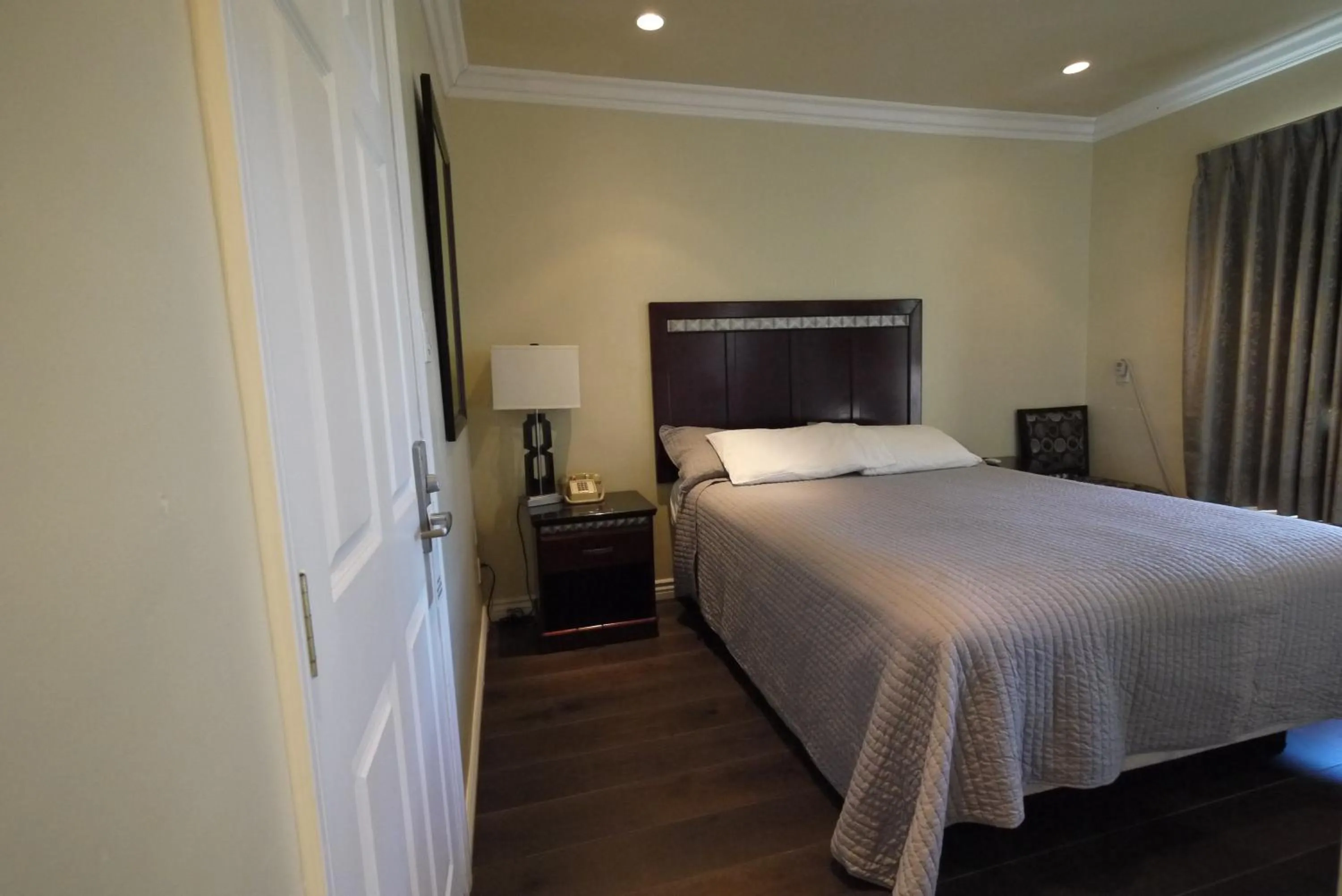 Bed in Trylon Hotel - Hollywood