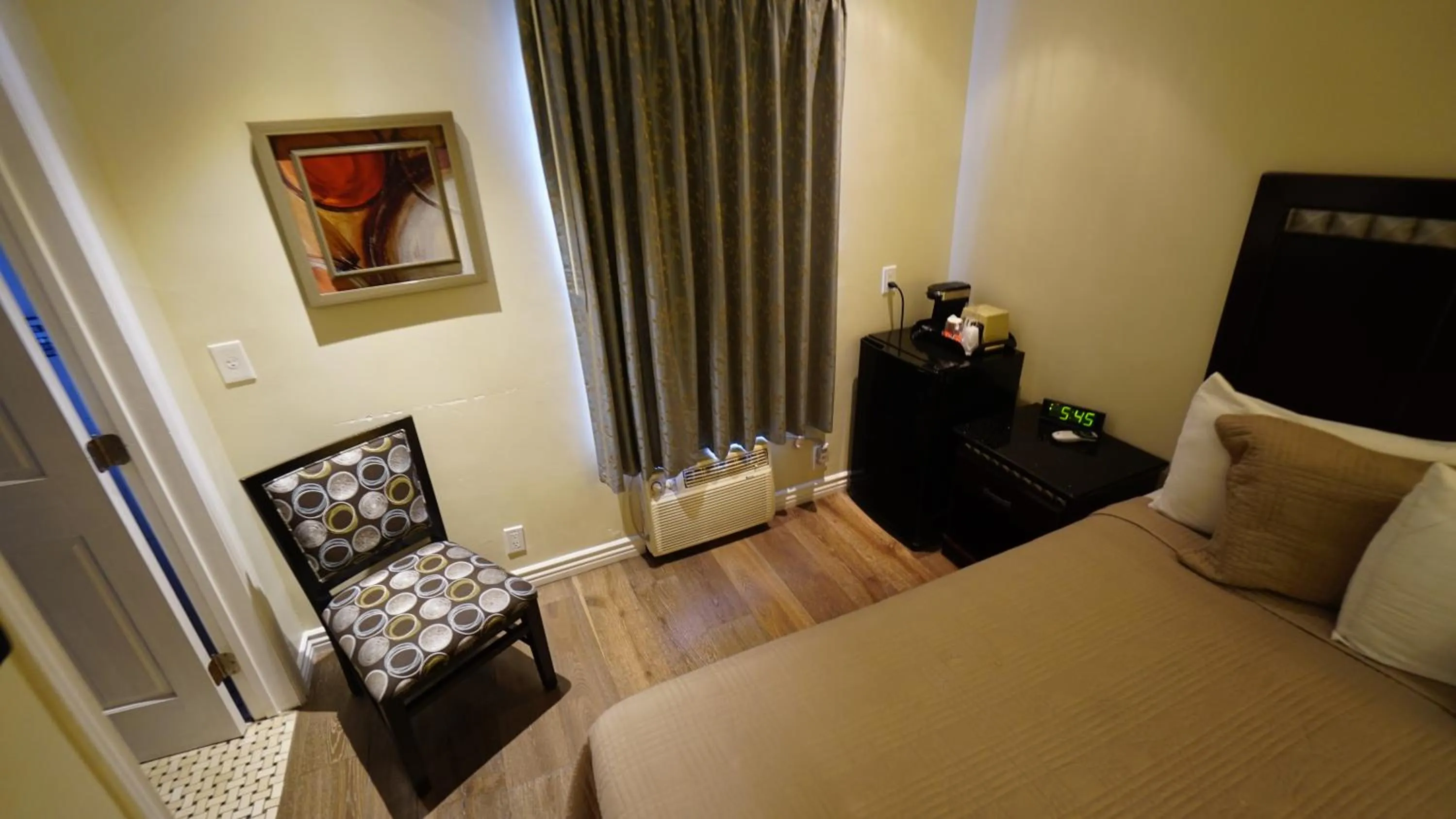 Bed in Trylon Hotel - Hollywood