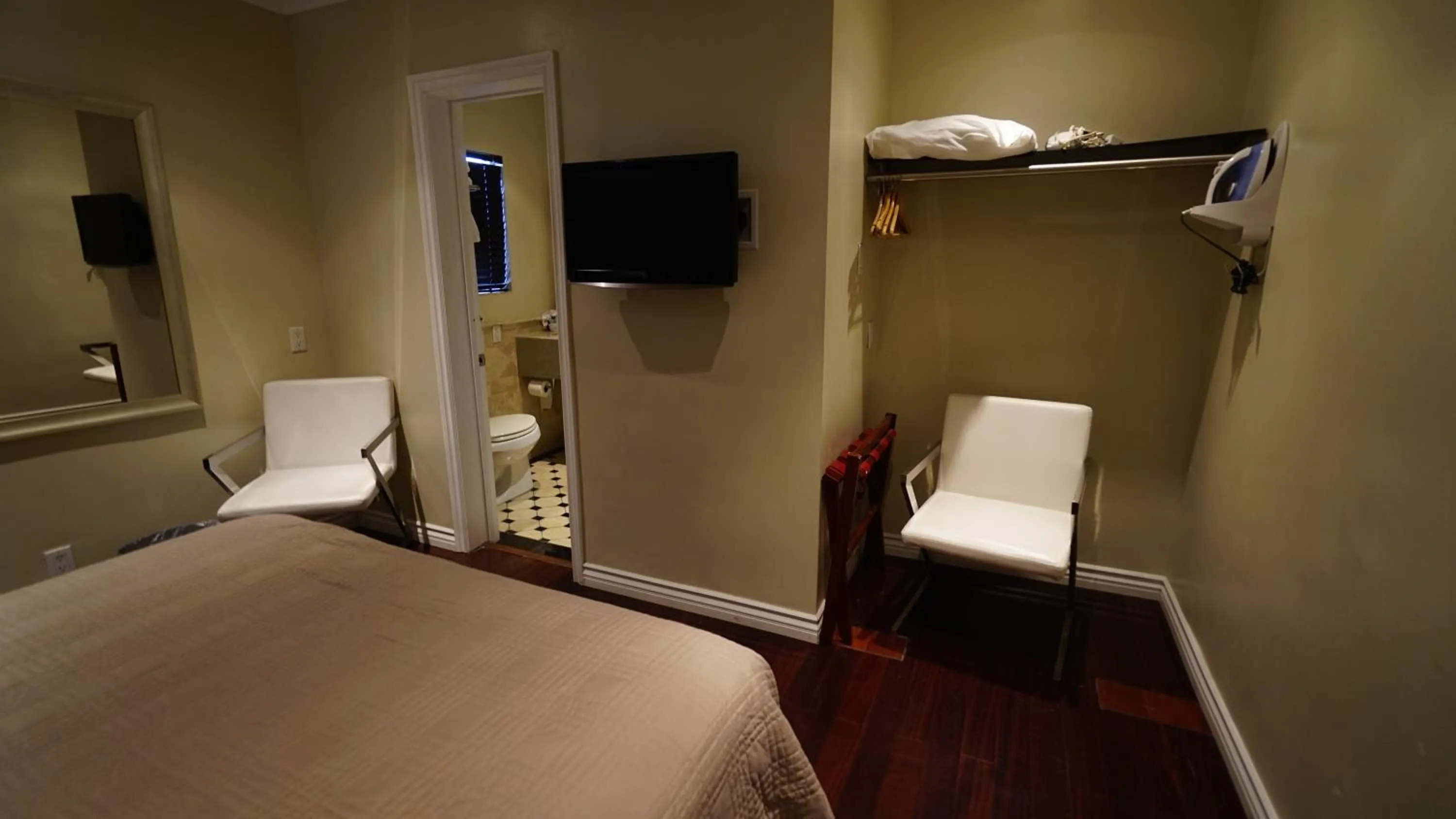 Bed in Trylon Hotel - Hollywood