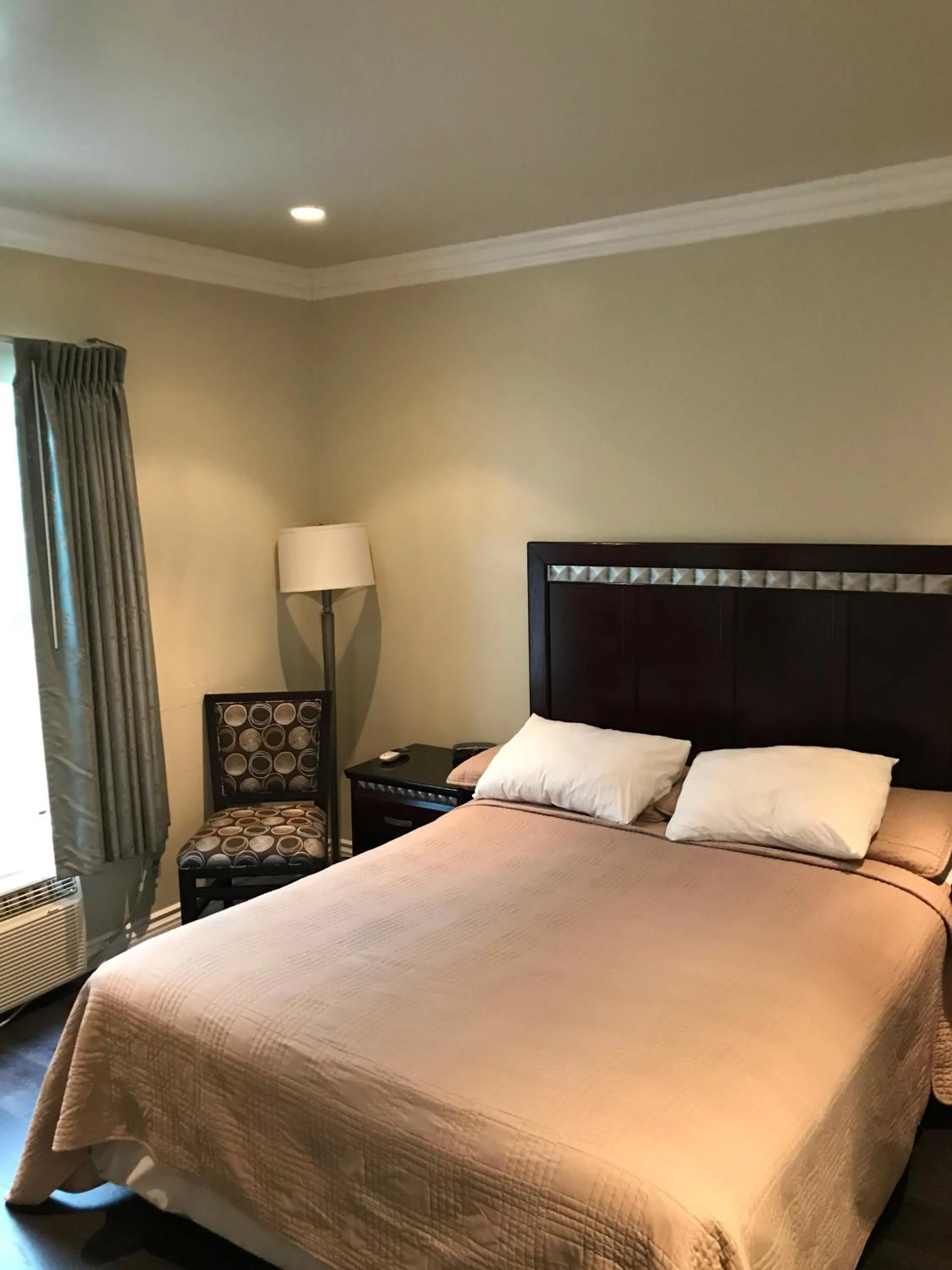 Bed in Trylon Hotel - Hollywood