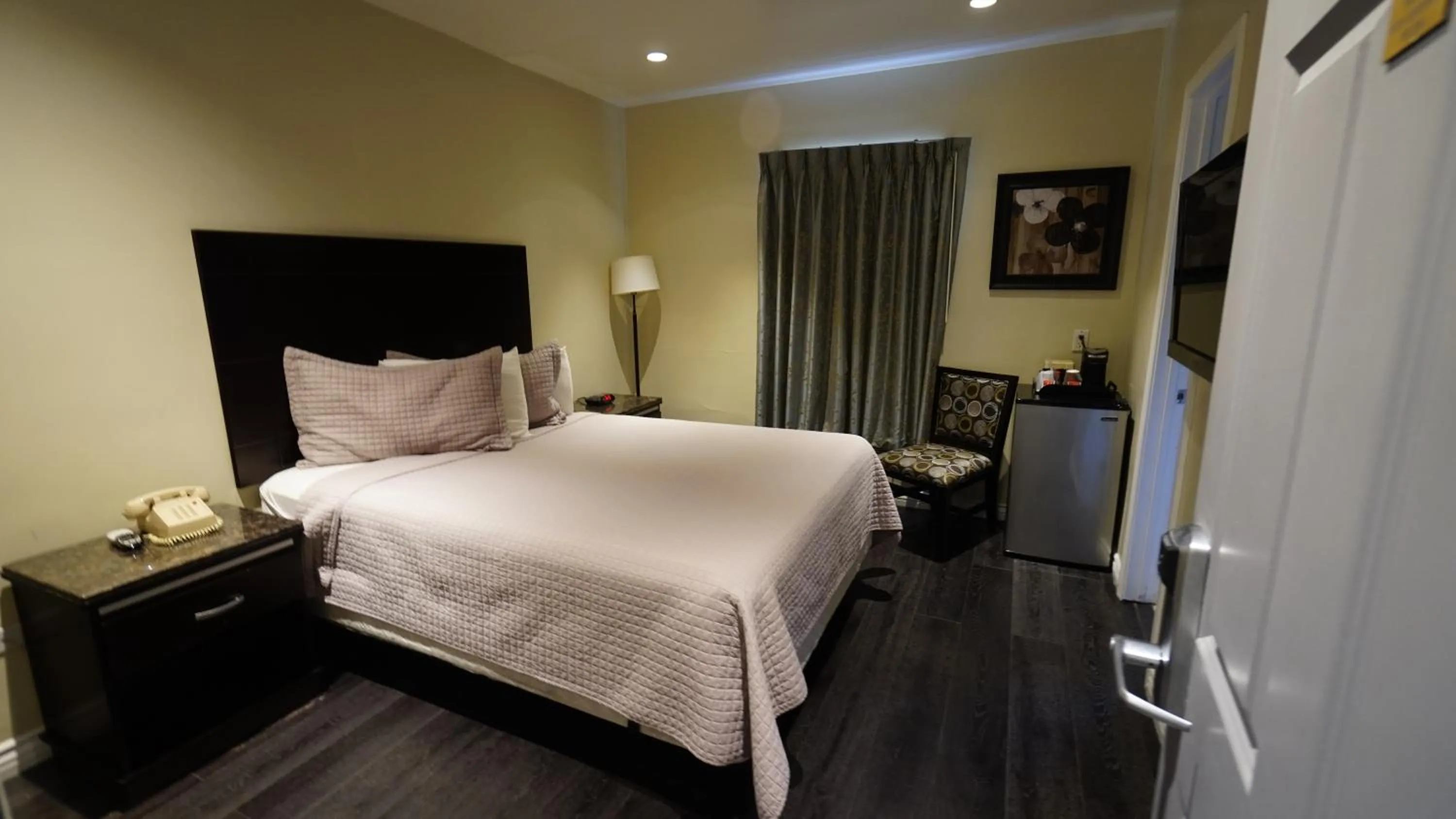 Bed in Trylon Hotel - Hollywood