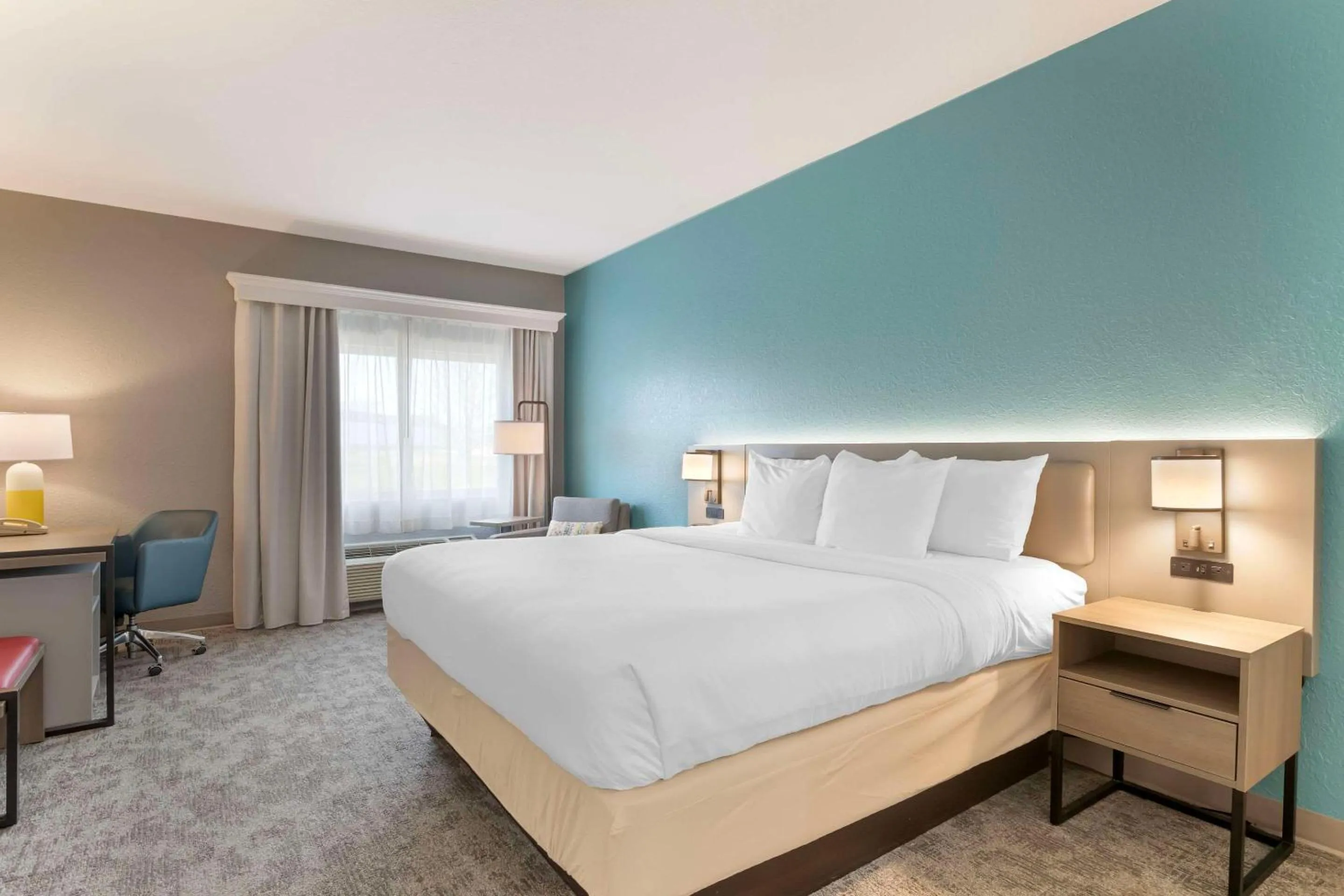 Bedroom, Bed in Comfort Inn & Suites Davenport - Quad Cities