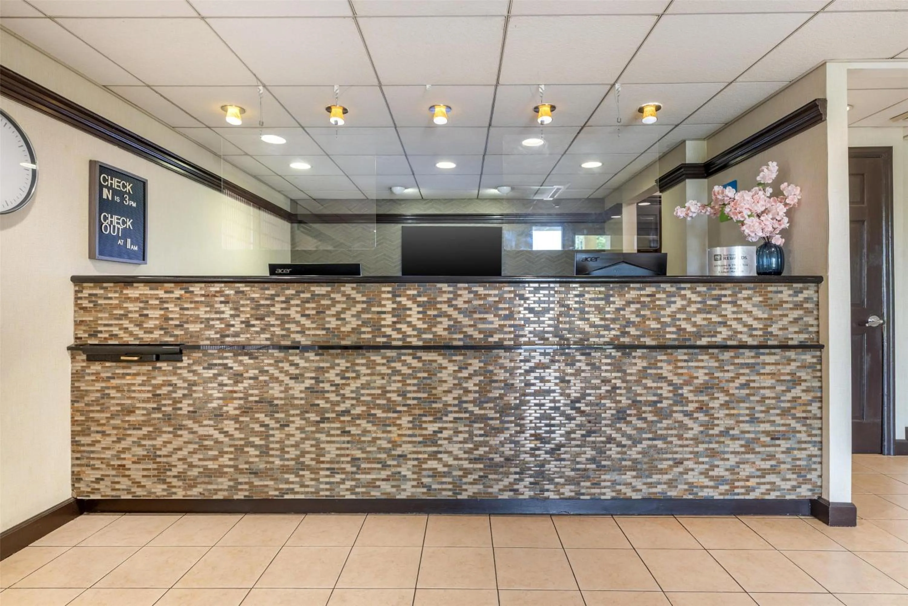 Lobby or reception in SureStay Hotel by Best Western East Brunswick