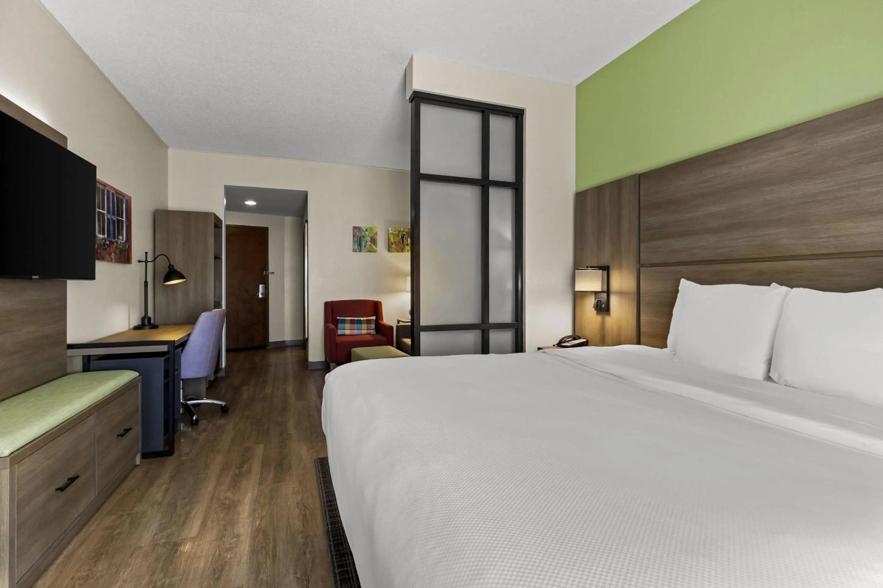 Bedroom, Bed in Comfort Suites Charleston West Ashley