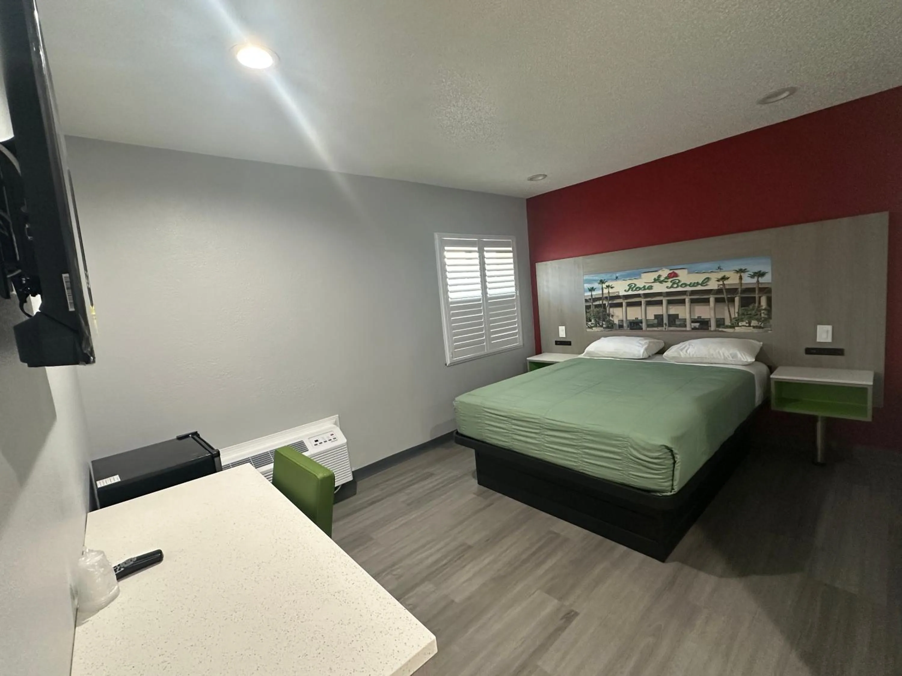 Bed in Hi-Way Host Motel