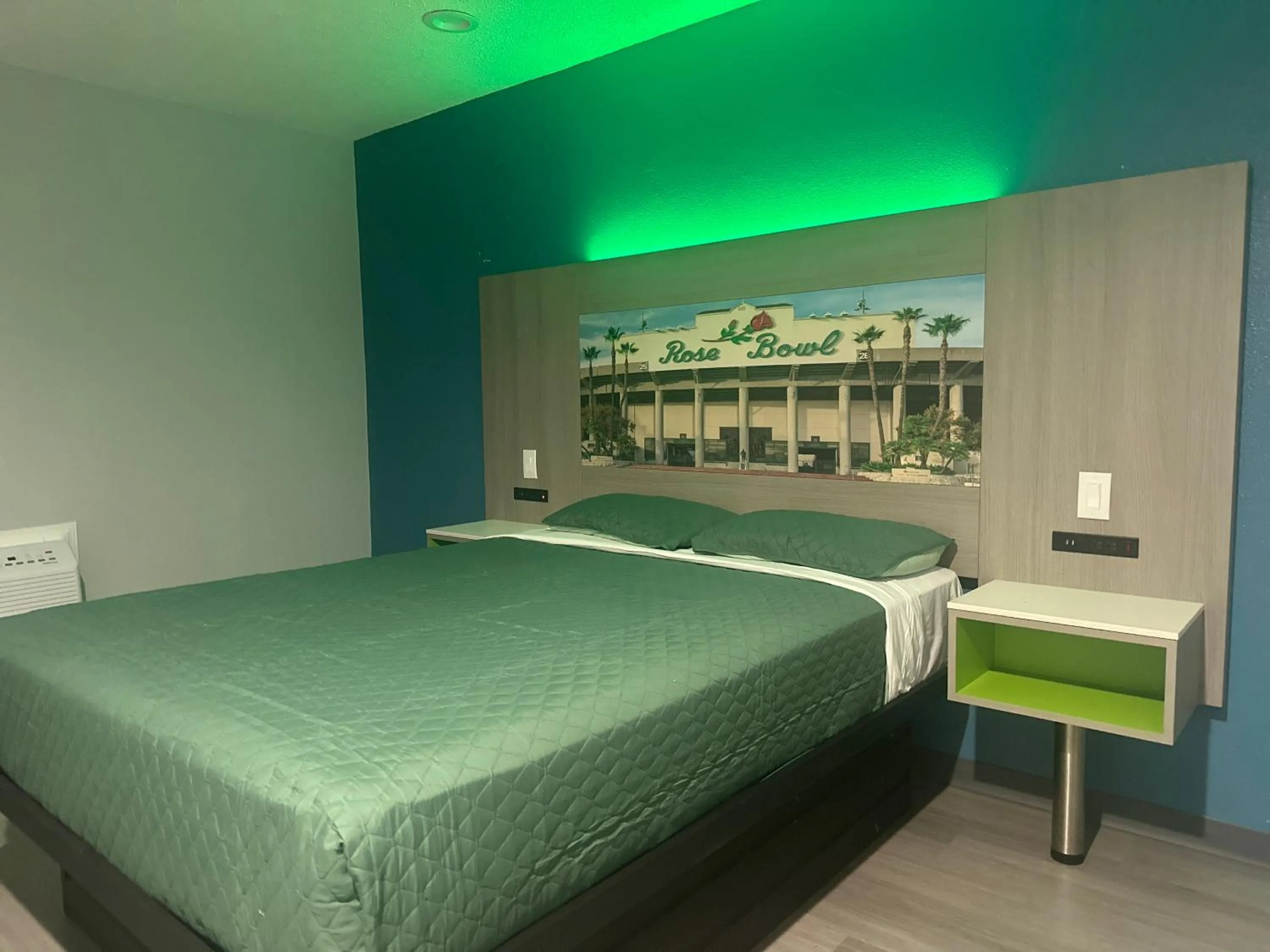 Bed in Hi-Way Host Motel