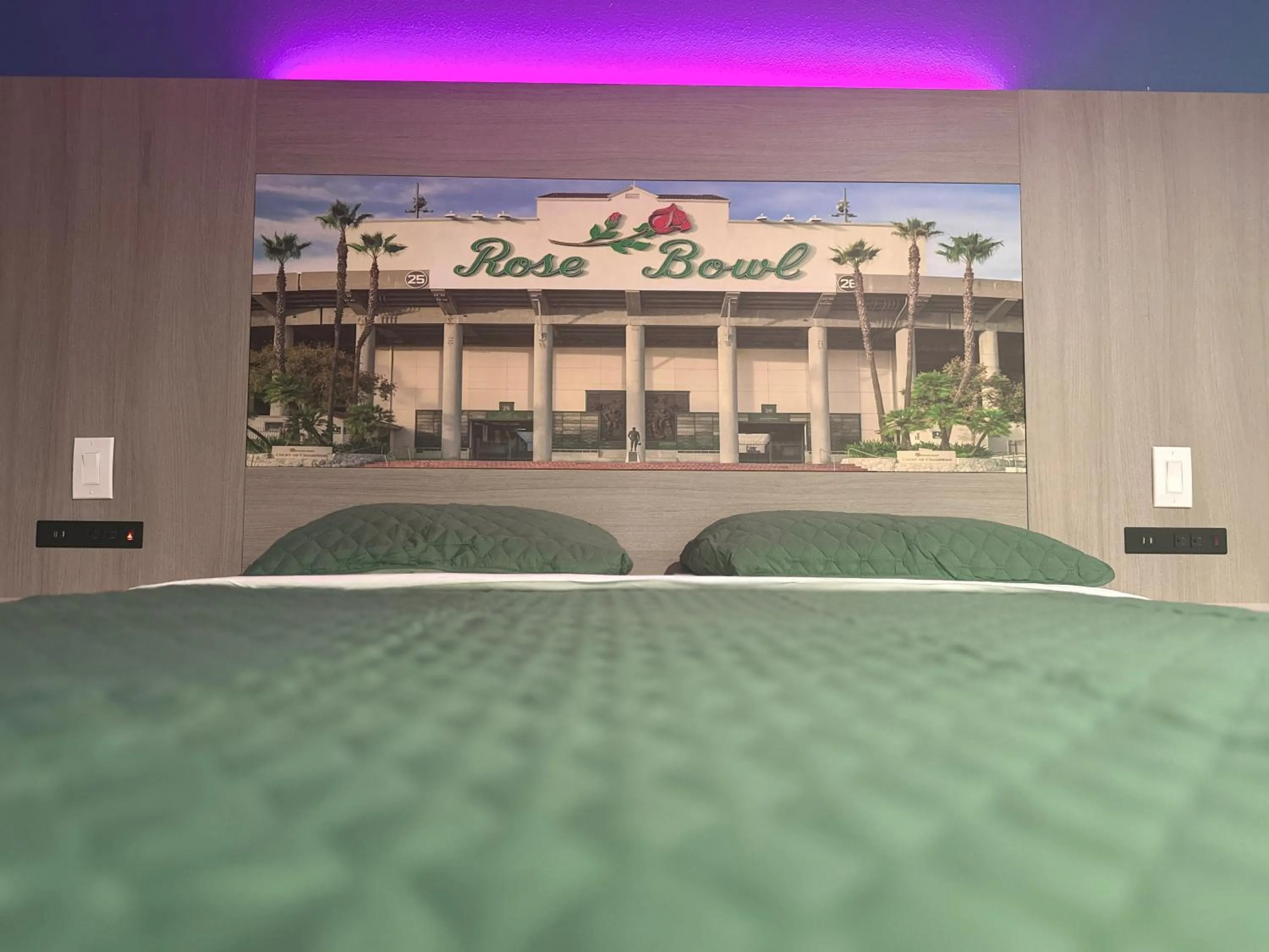 Bed in Hi-Way Host Motel