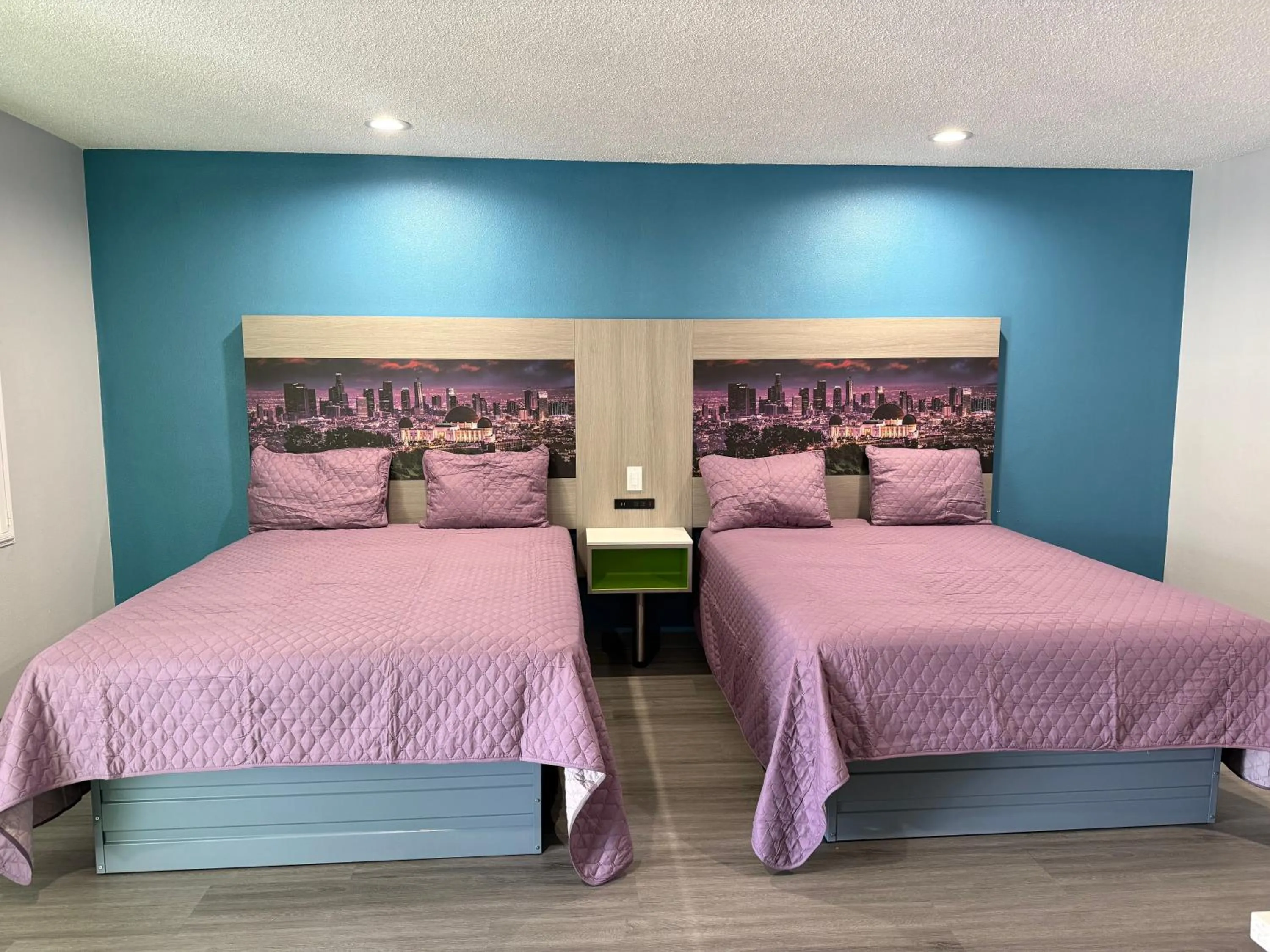 Bed in Hi-Way Host Motel