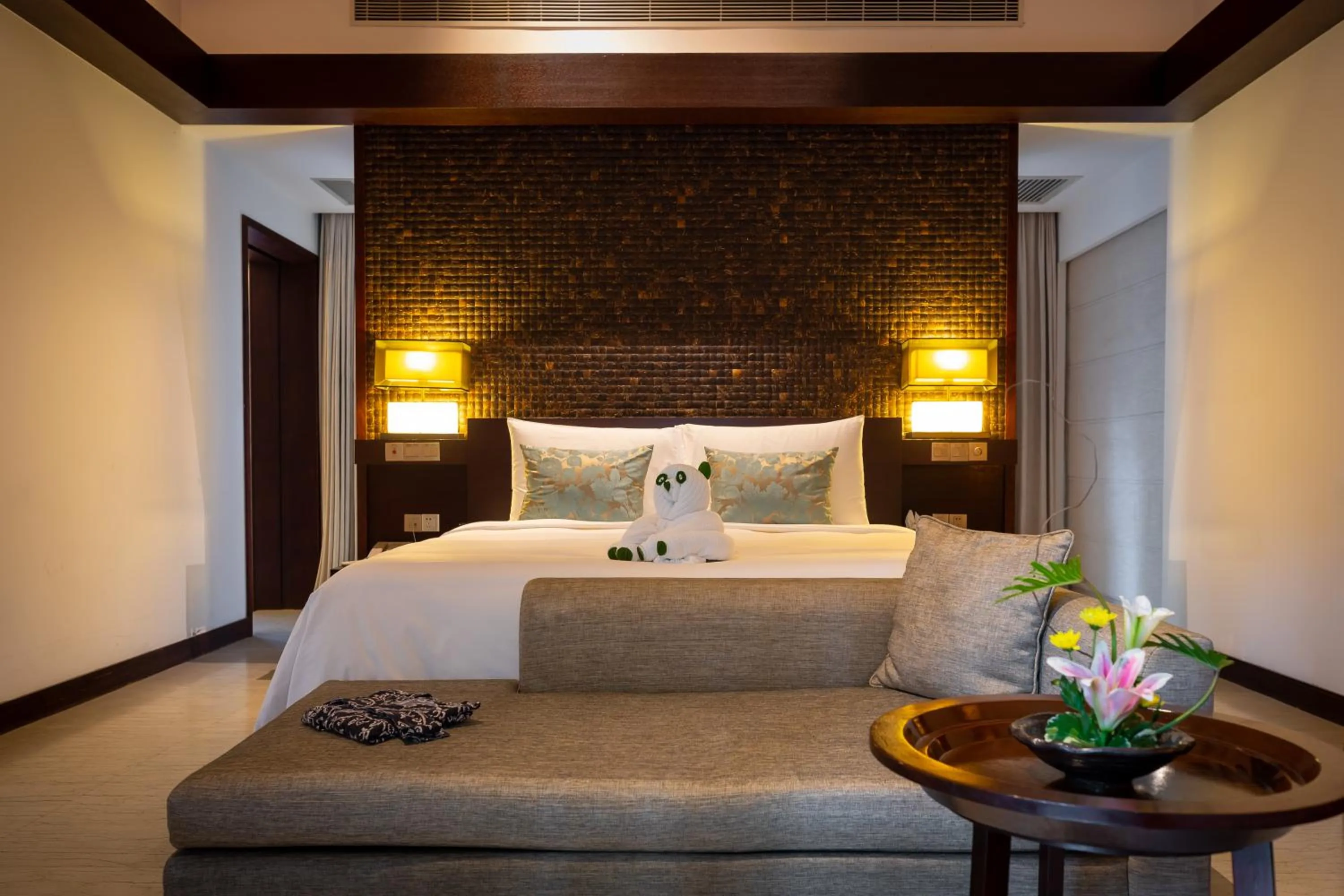Bedroom, Bed in Narada Resort & Spa Perfume Bay Sanya