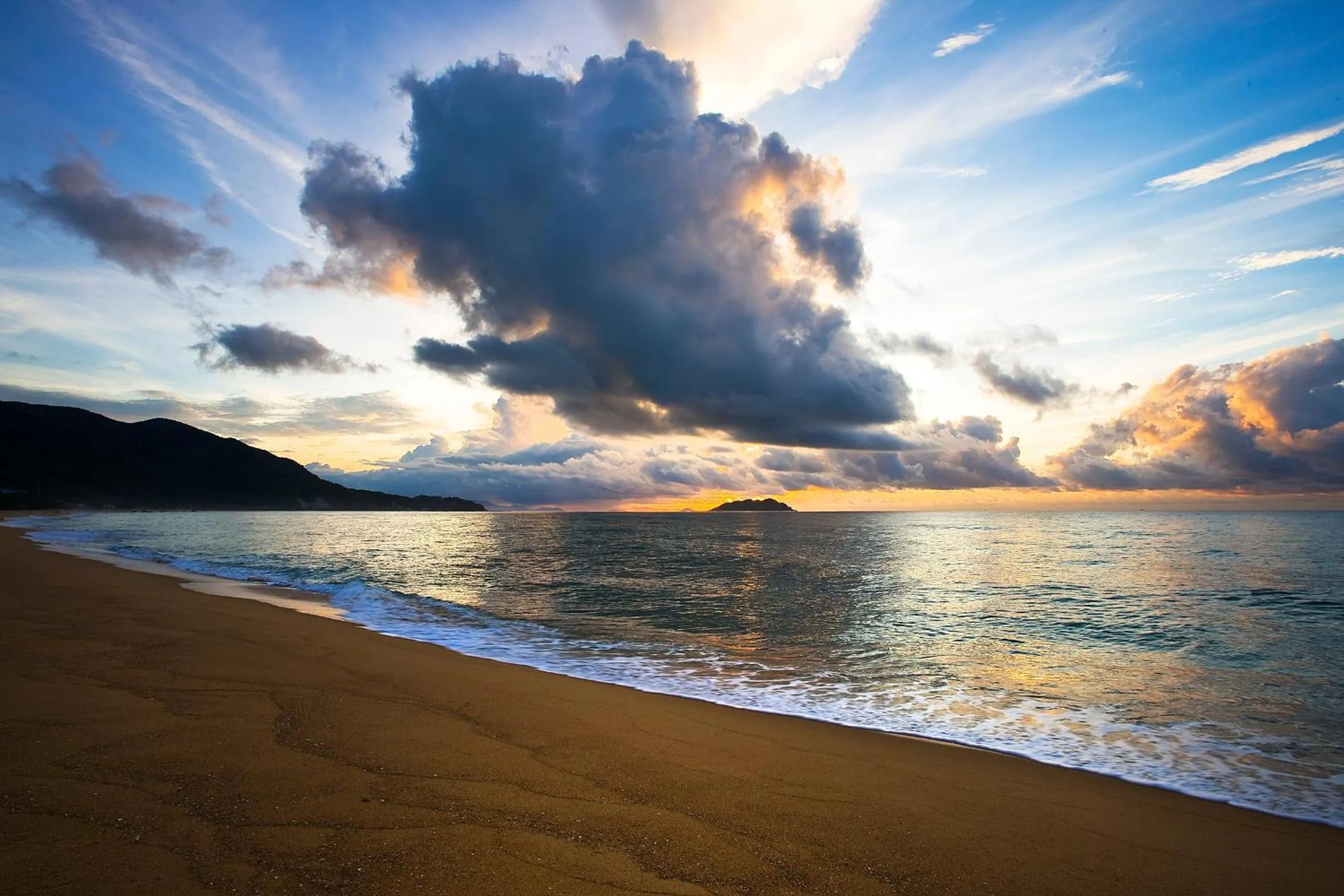 Beach in Narada Resort & Spa Perfume Bay Sanya
