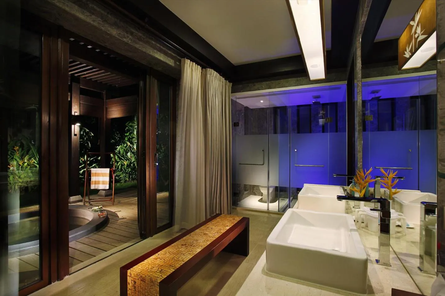 Property building in Narada Resort & Spa Perfume Bay Sanya