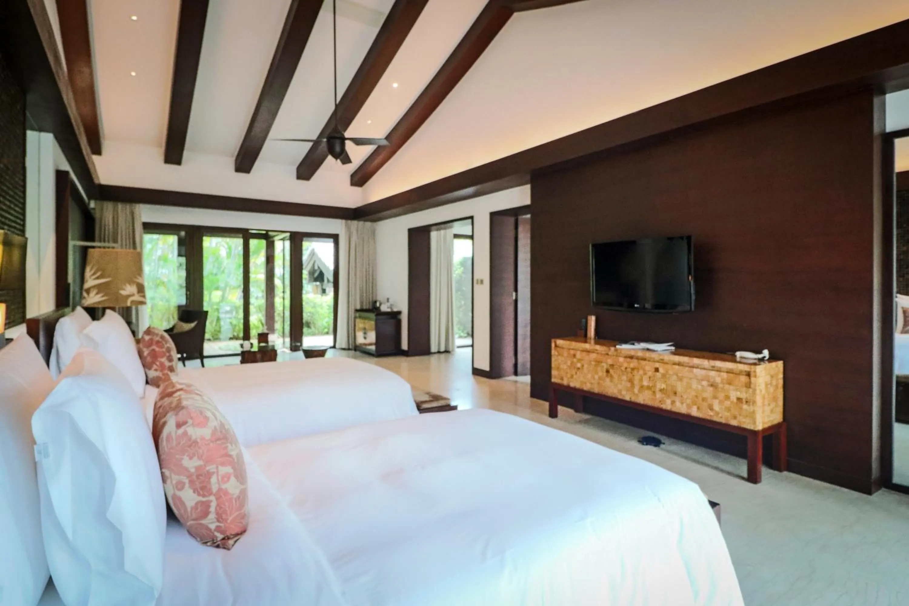 Bedroom, Bed in Narada Resort & Spa Perfume Bay Sanya