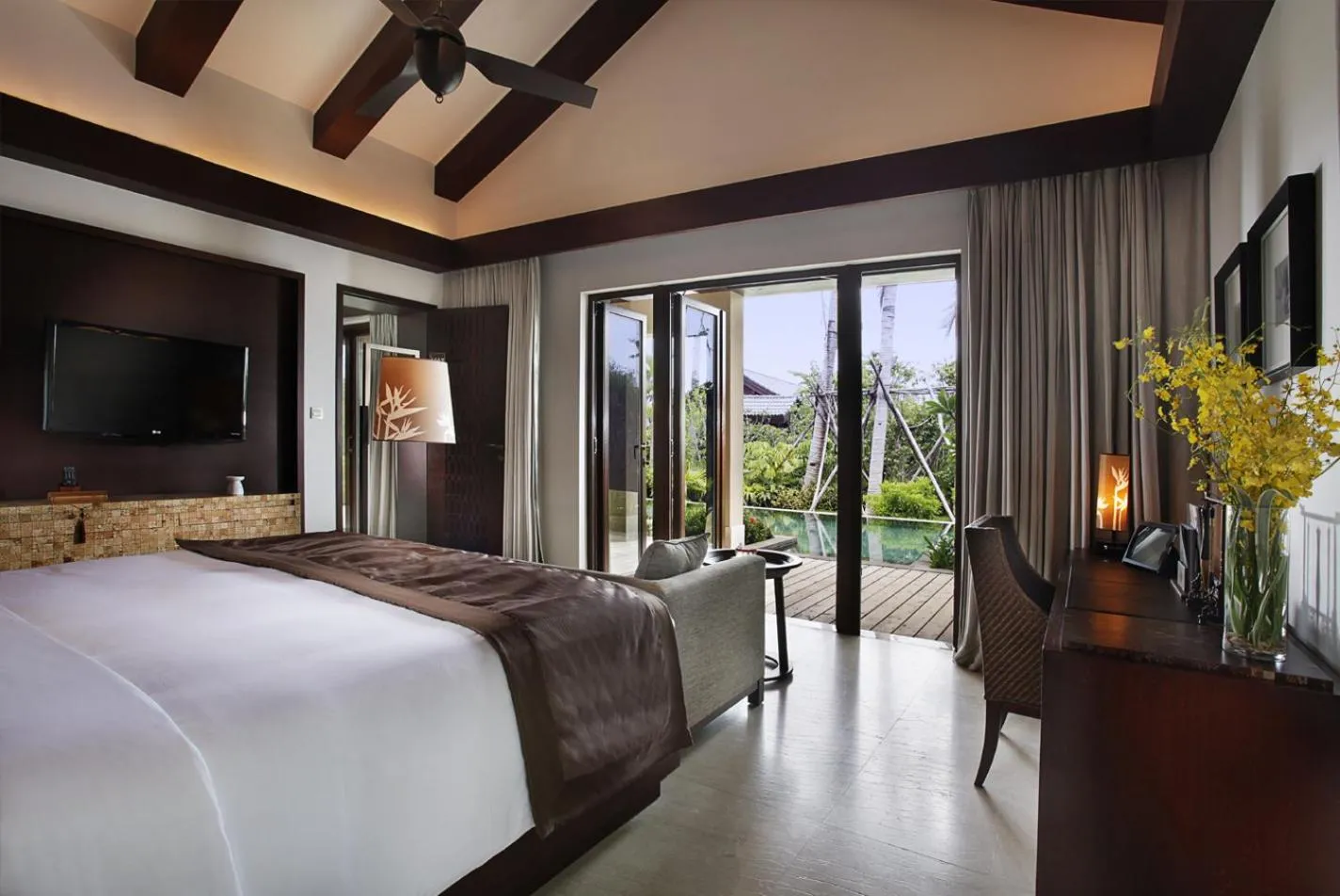 Balcony/Terrace, Bed in Narada Resort & Spa Perfume Bay Sanya