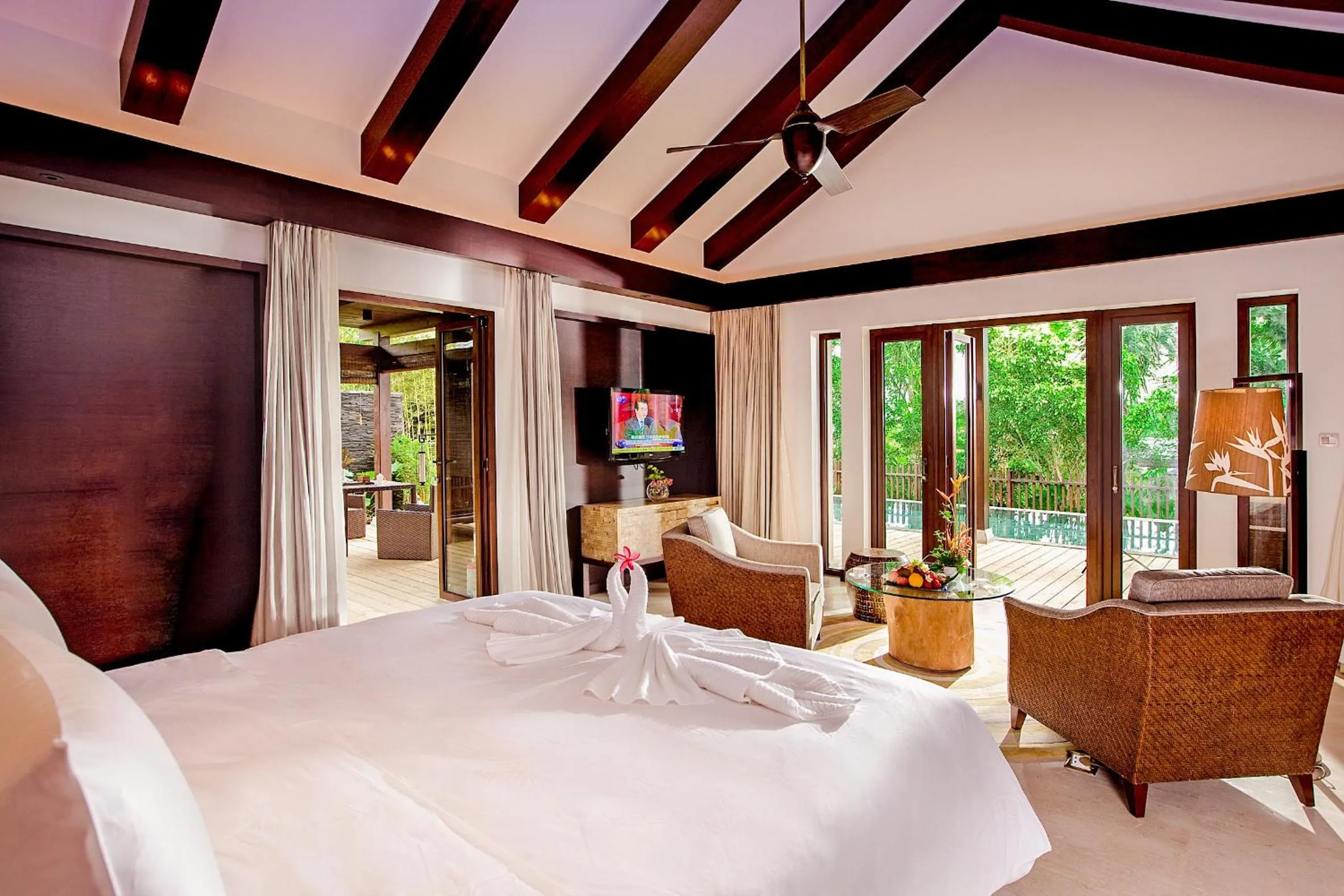 Photo of the whole room, Bed in Narada Resort & Spa Perfume Bay Sanya