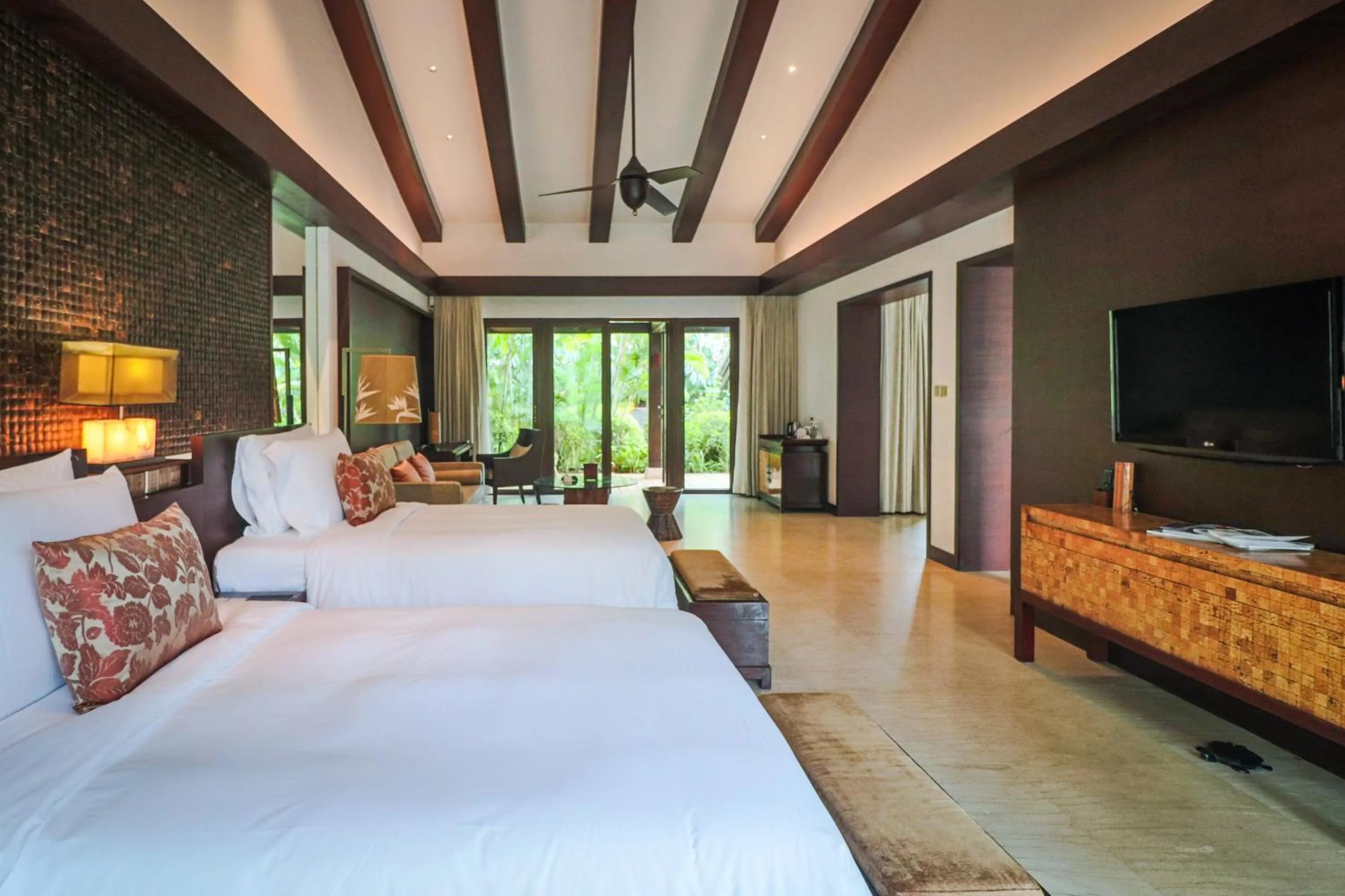 Bedroom, Bed in Narada Resort & Spa Perfume Bay Sanya