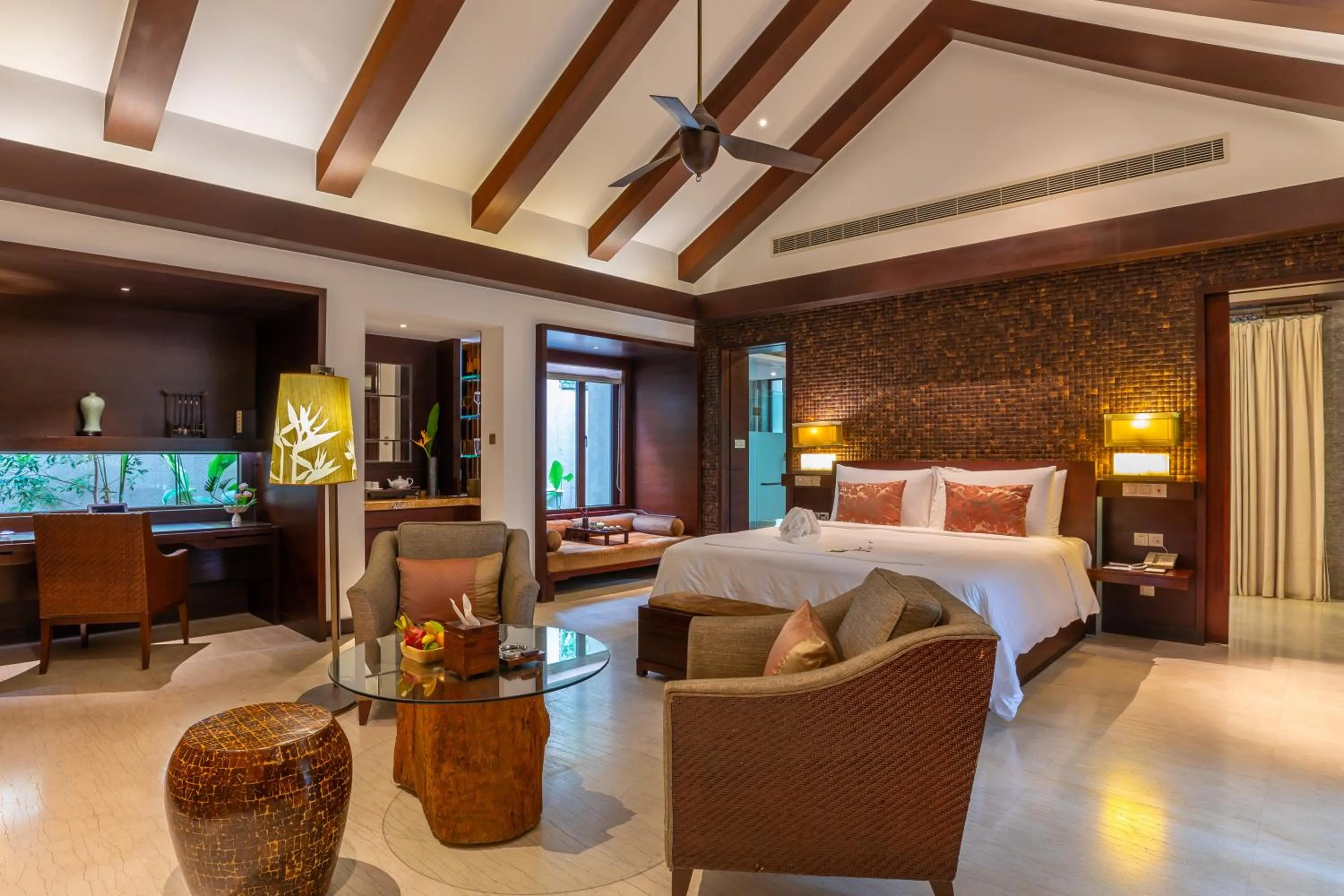 Seating area, Bed in Narada Resort & Spa Perfume Bay Sanya