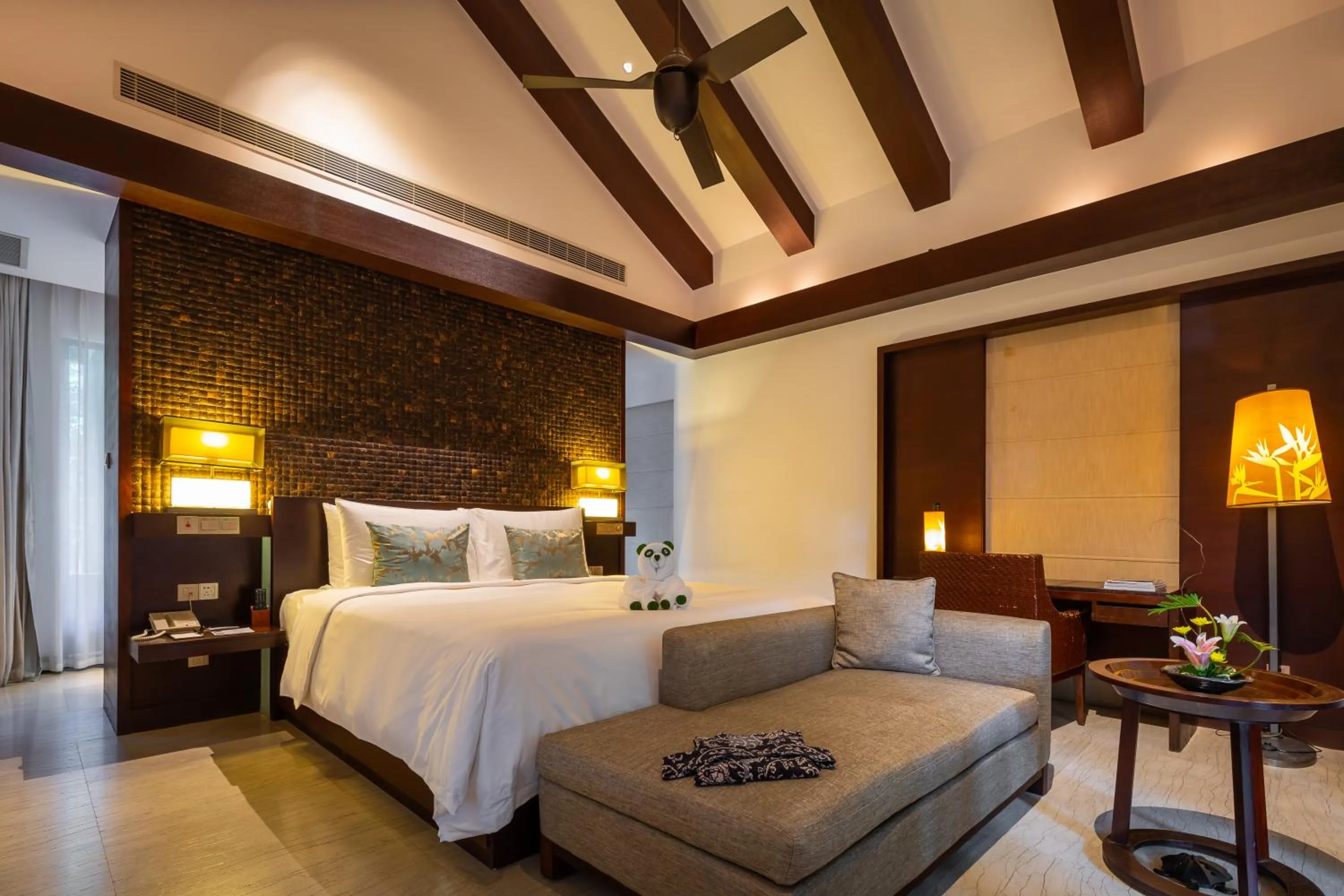 Bedroom, Bed in Narada Resort & Spa Perfume Bay Sanya