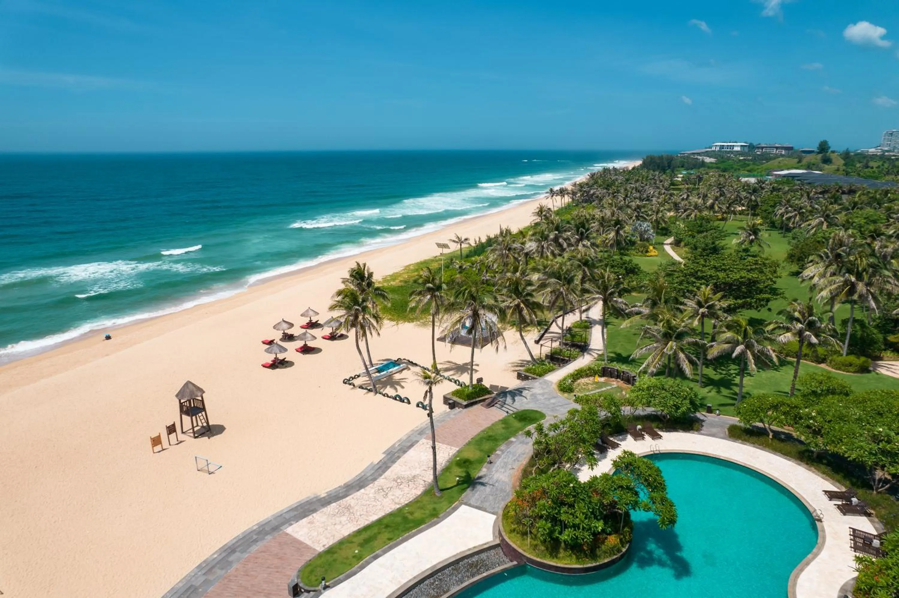 Property building in Narada Resort & Spa Perfume Bay Sanya