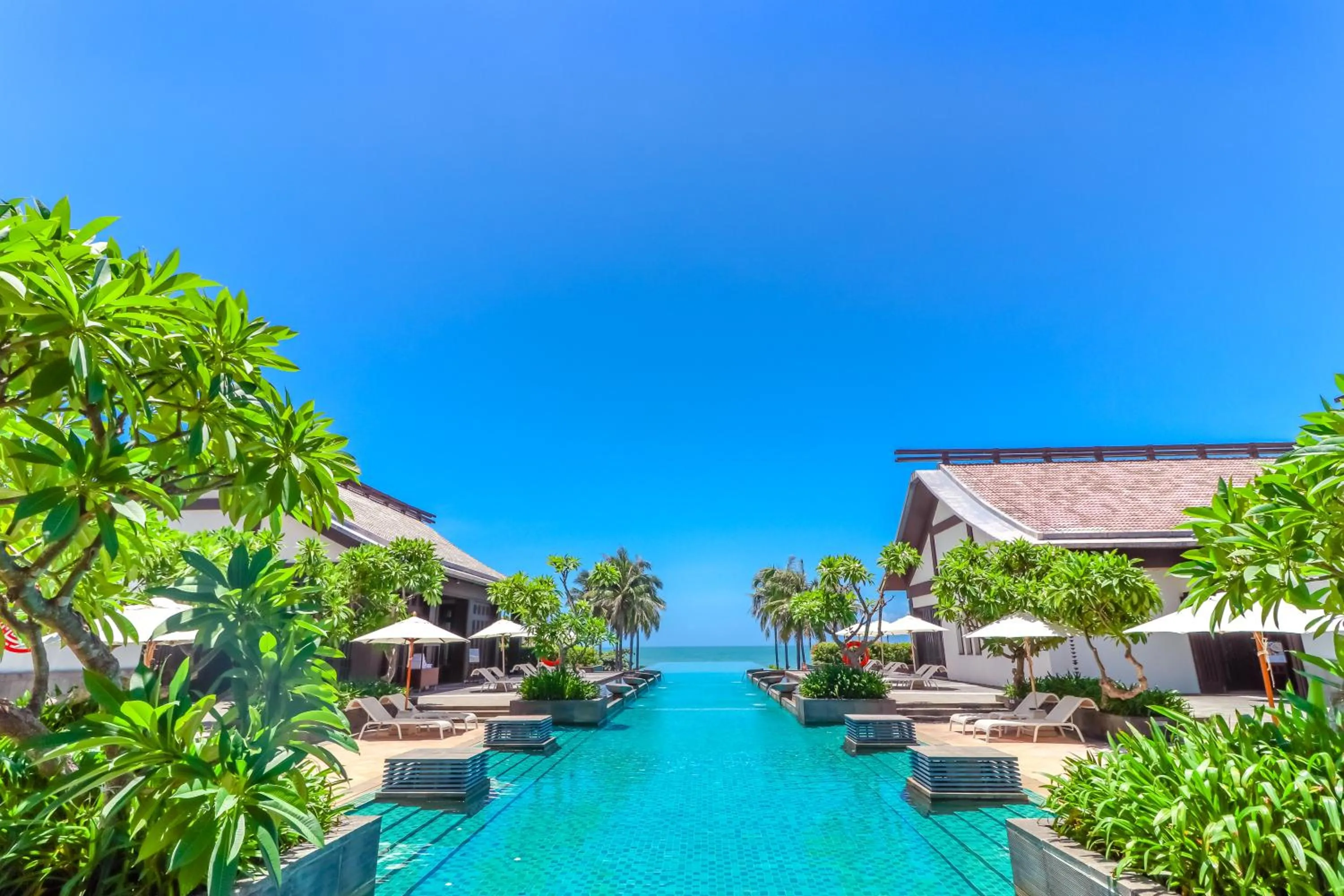 Swimming pool in Narada Resort & Spa Perfume Bay Sanya