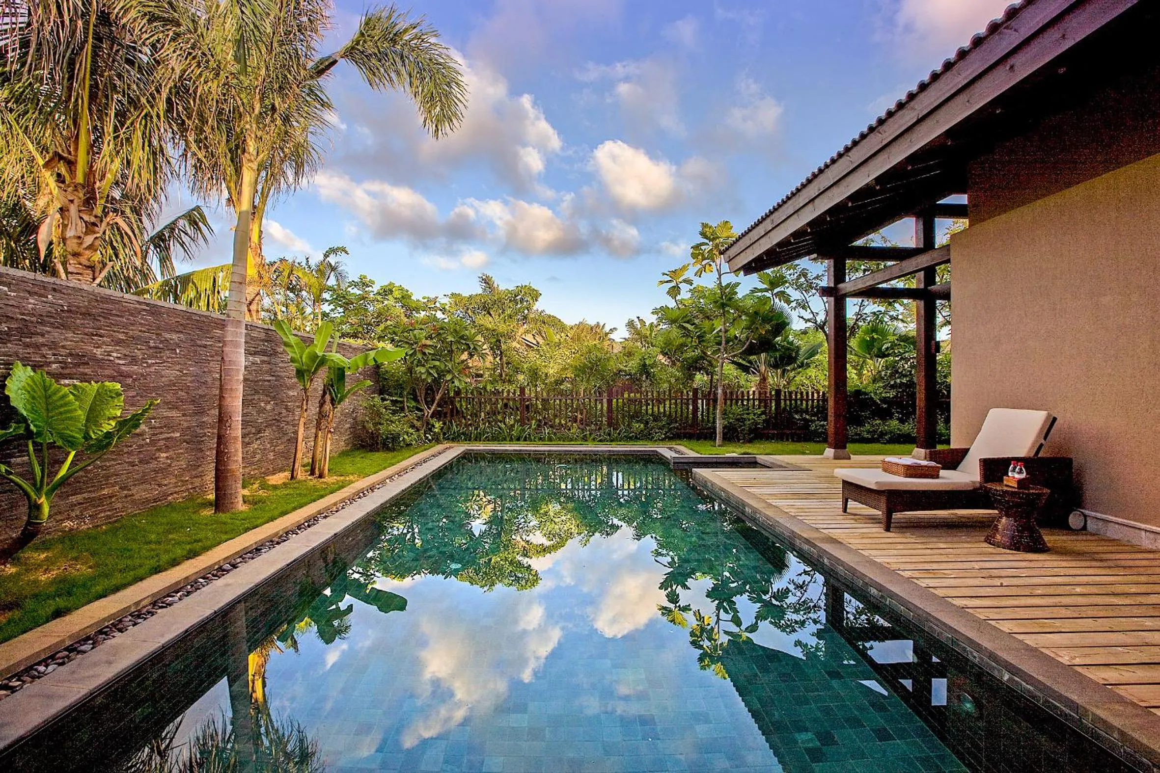 Swimming pool in Narada Resort & Spa Perfume Bay Sanya