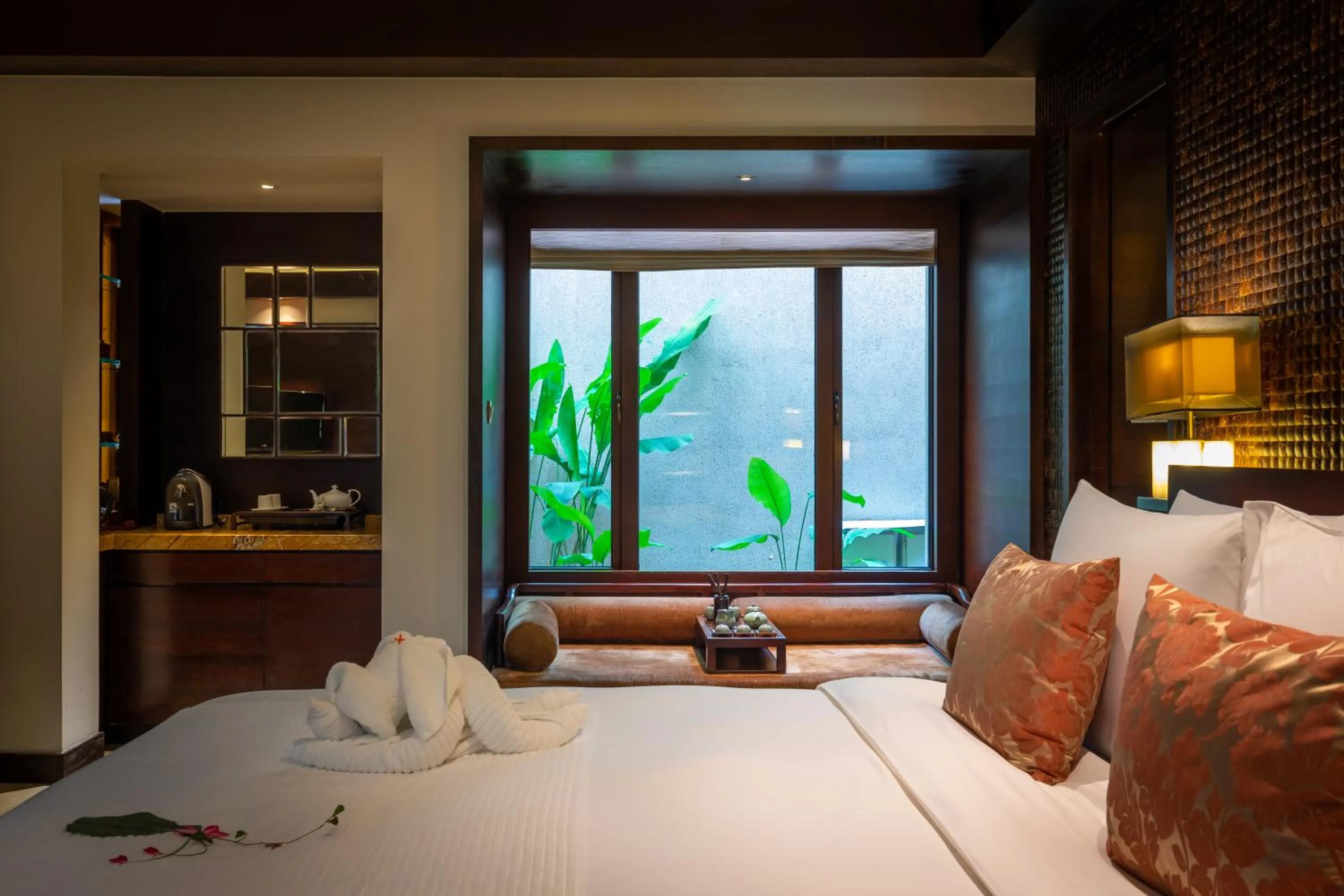 Seating area, Bed in Narada Resort & Spa Perfume Bay Sanya