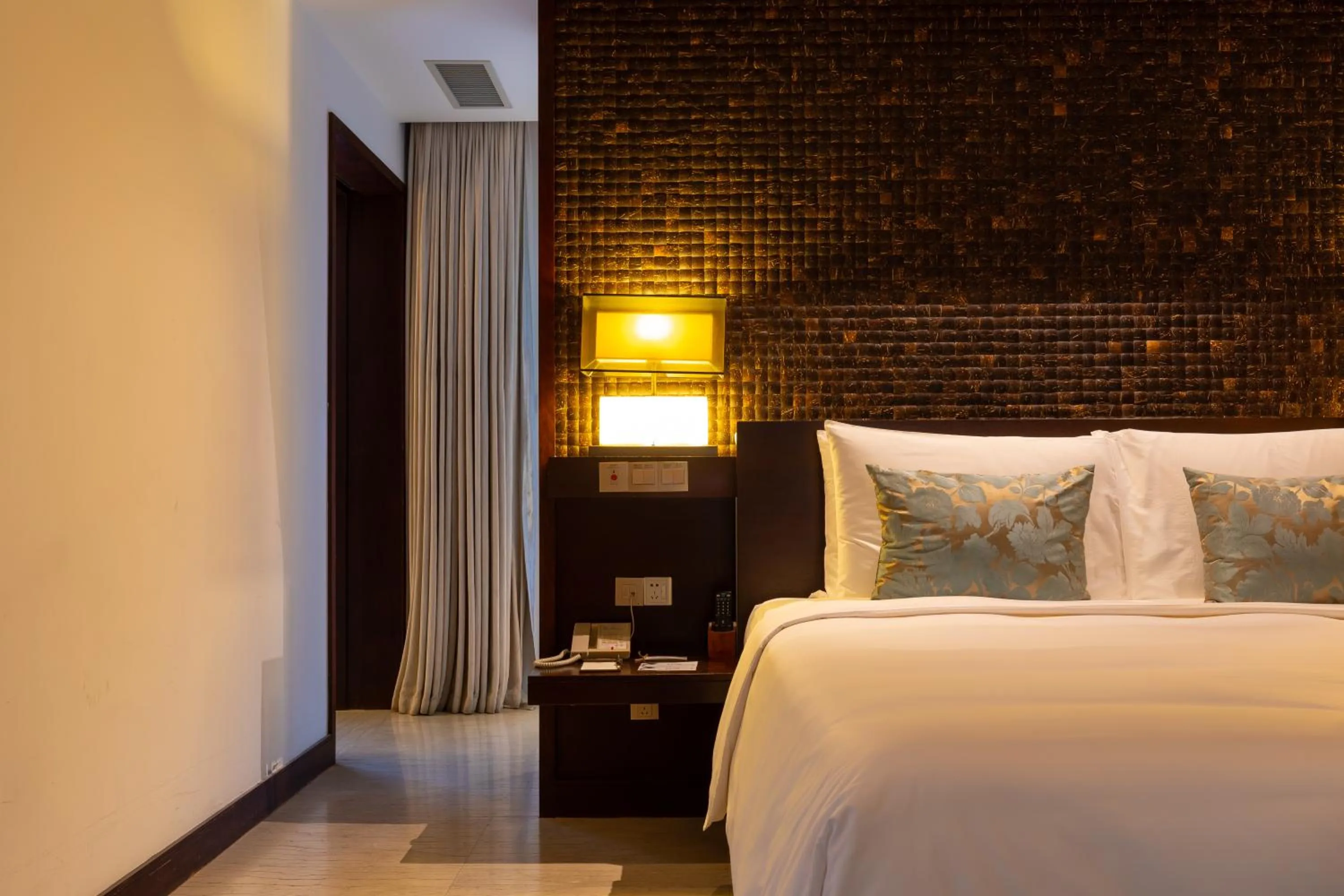 room service, Bed in Narada Resort & Spa Perfume Bay Sanya