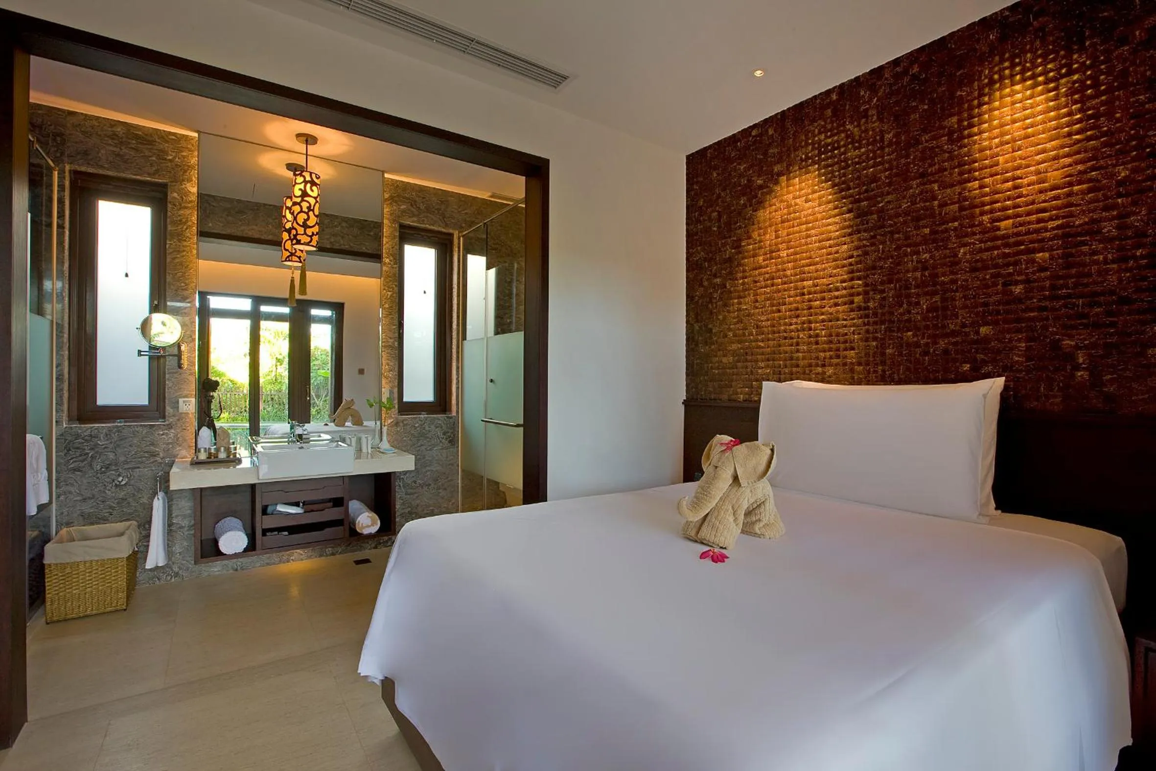 Bedroom, Bed in Narada Resort & Spa Perfume Bay Sanya