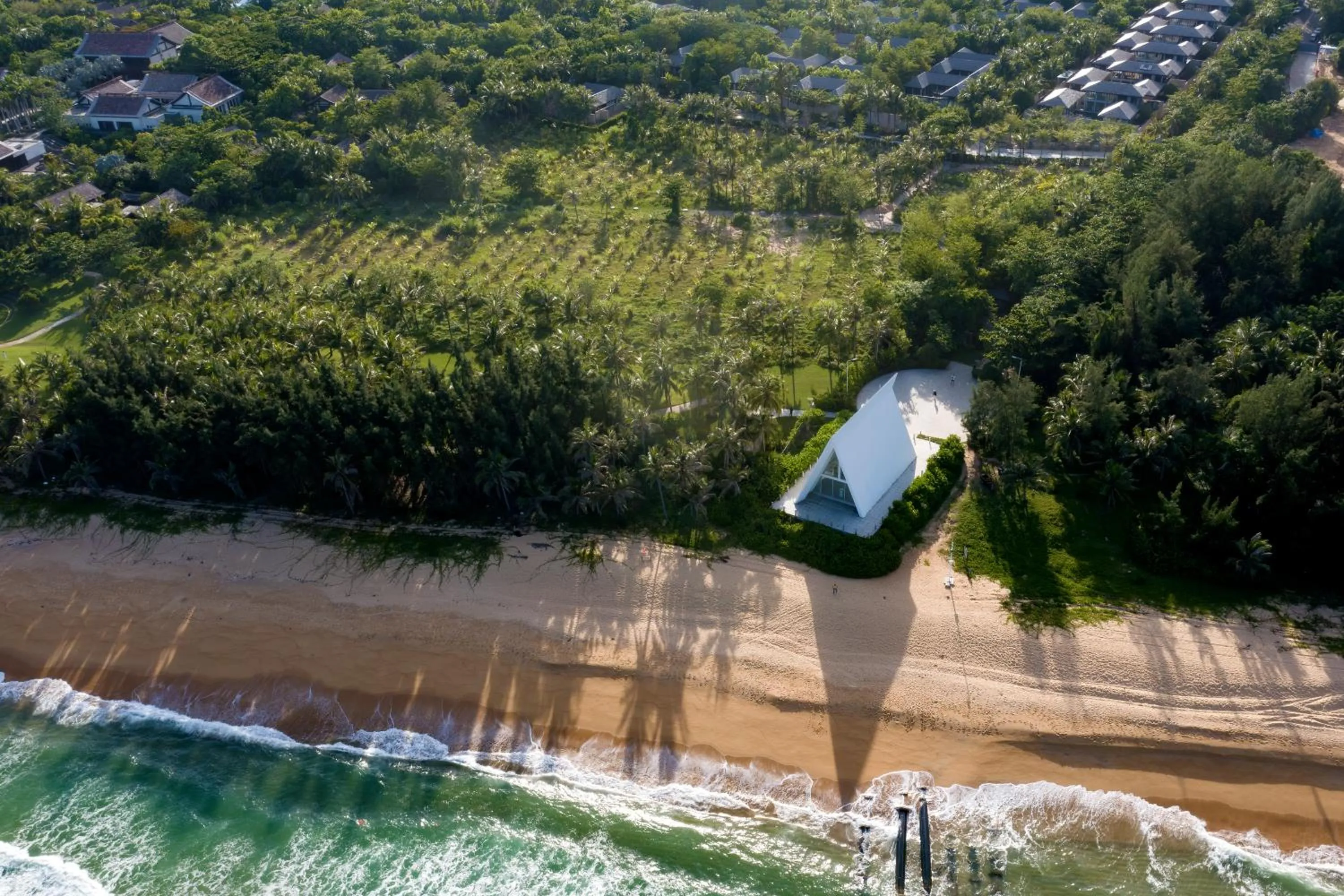 Property building in Narada Resort & Spa Perfume Bay Sanya