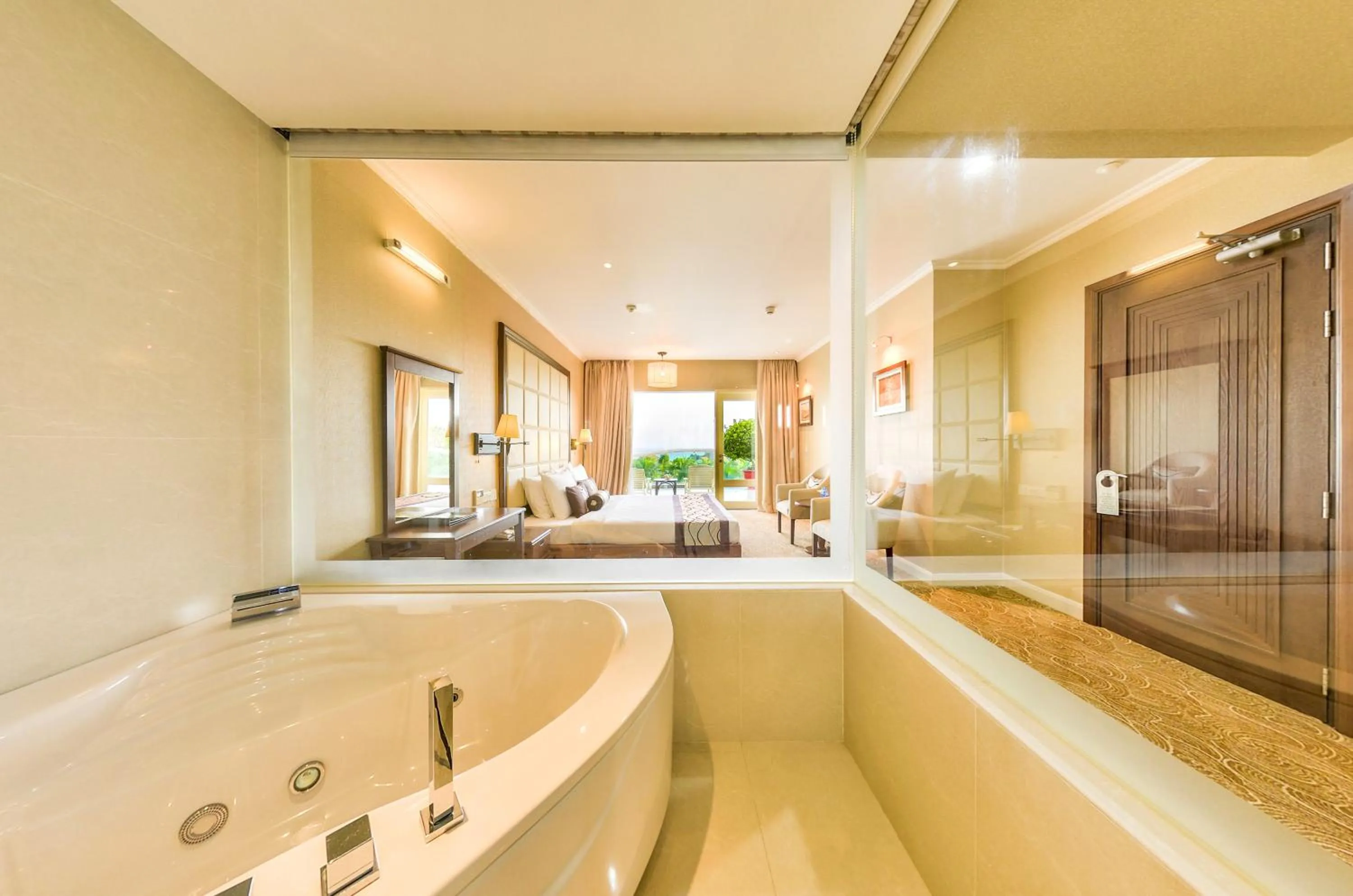 Bath, Bed in Sea Links Beach Hotel