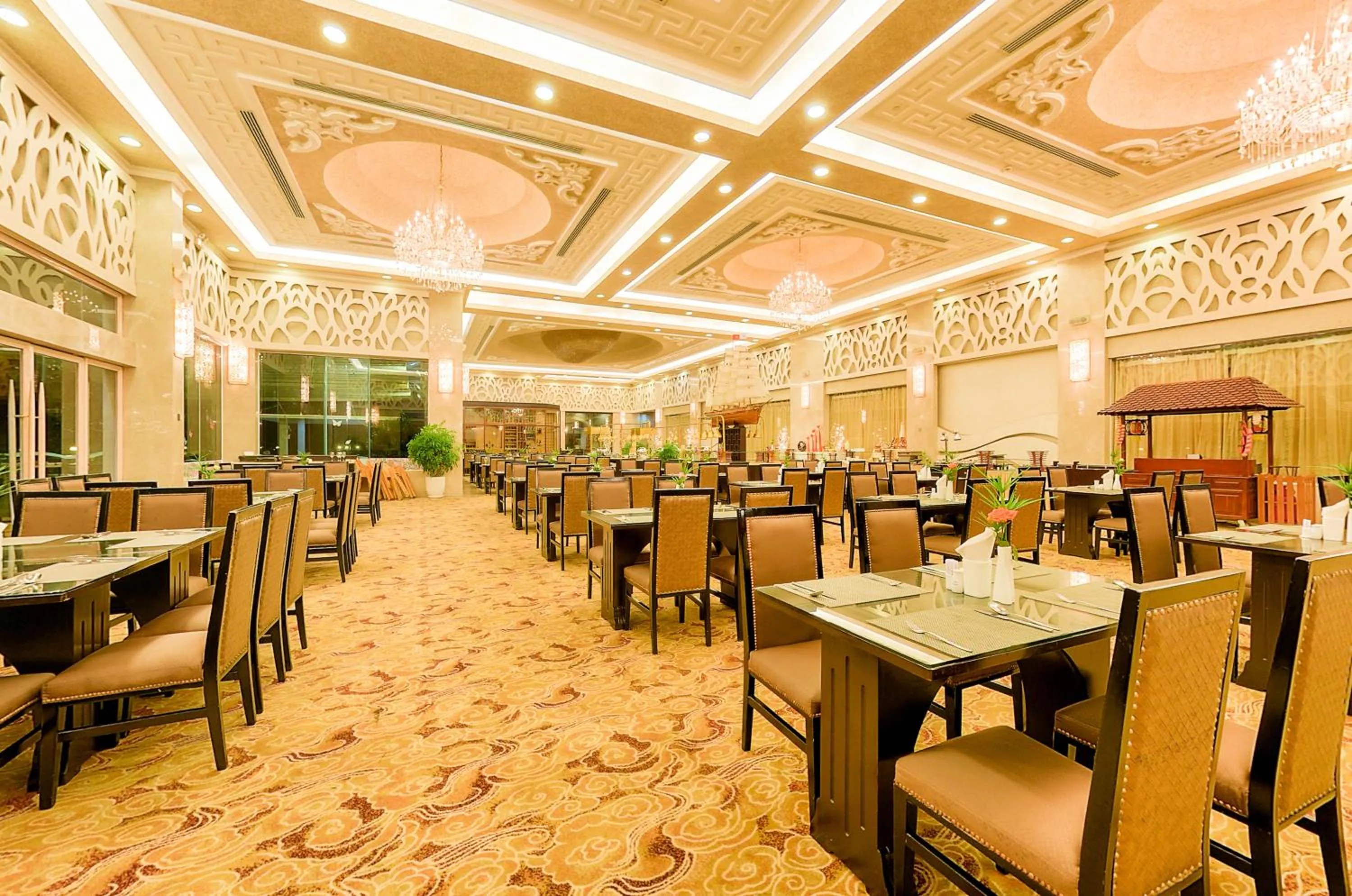 Restaurant/places to eat in Sea Links Beach Hotel