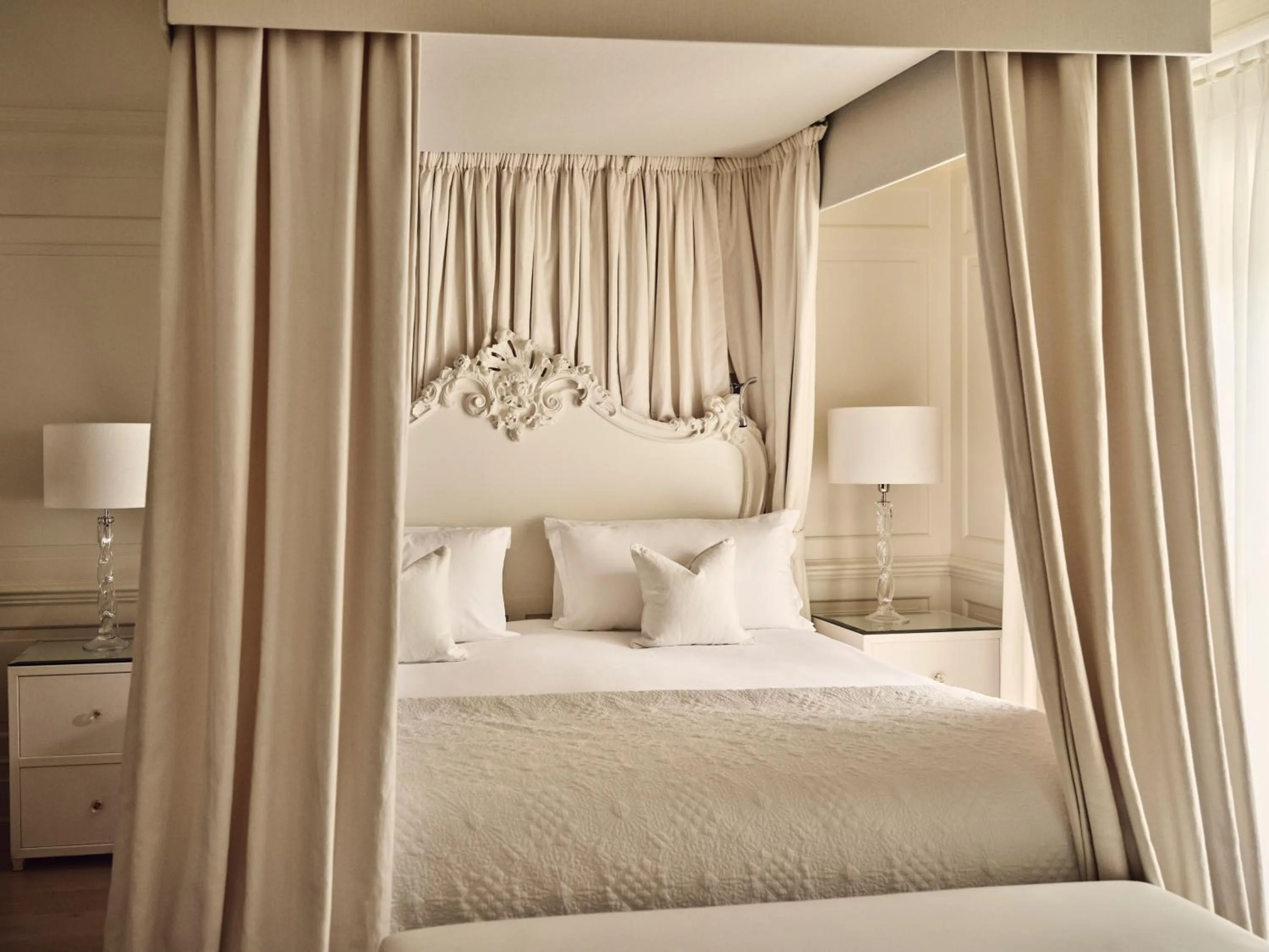Bed in Le Manoir aux Quat'Saisons, A Belmond Hotel, Oxfordshire