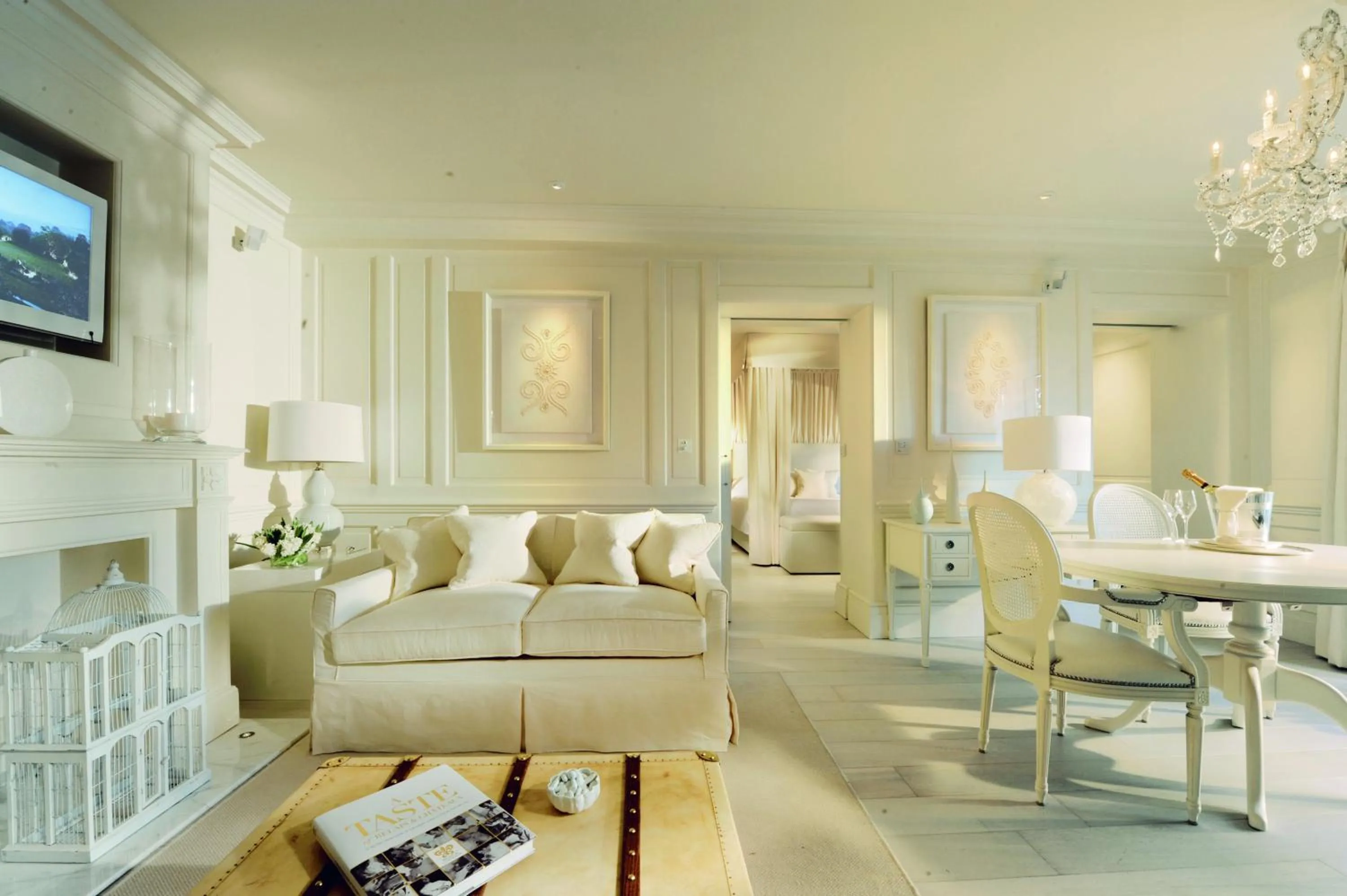 Living room in Le Manoir aux Quat'Saisons, A Belmond Hotel, Oxfordshire