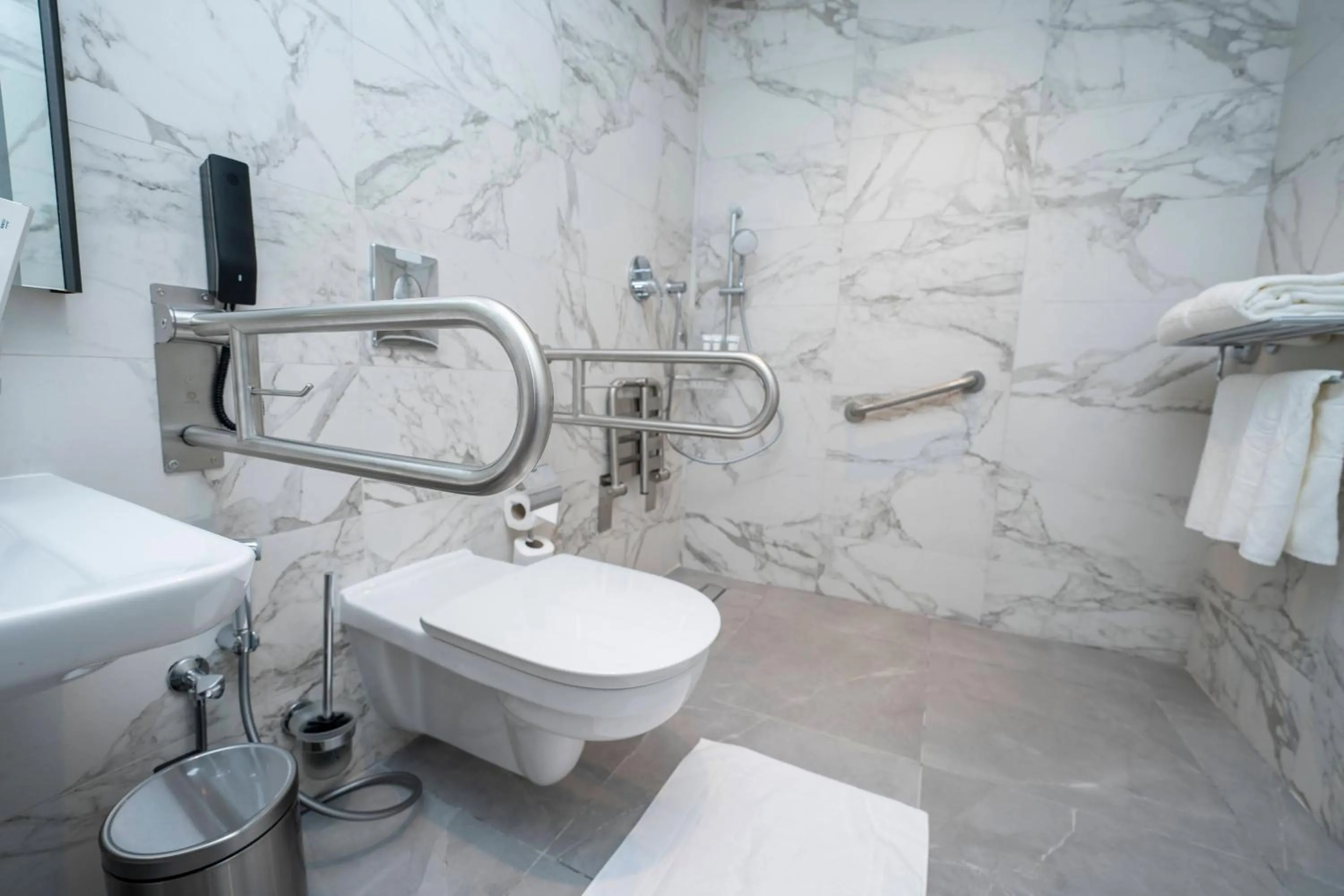 Toilet in Manazel Aldiafah serviced Apartments AlSulymaniyah