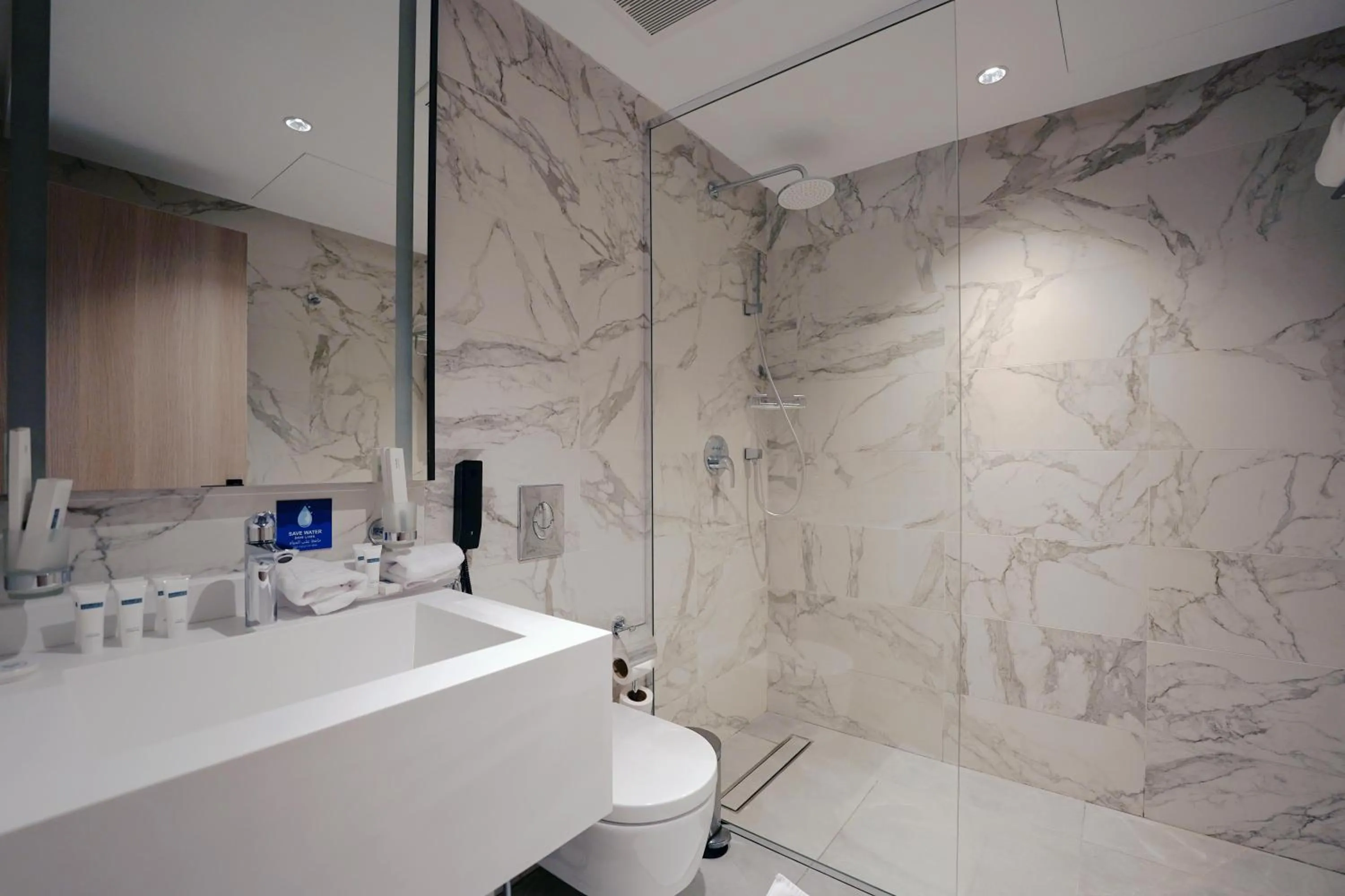 Shower in Manazel Aldiafah serviced Apartments AlSulymaniyah