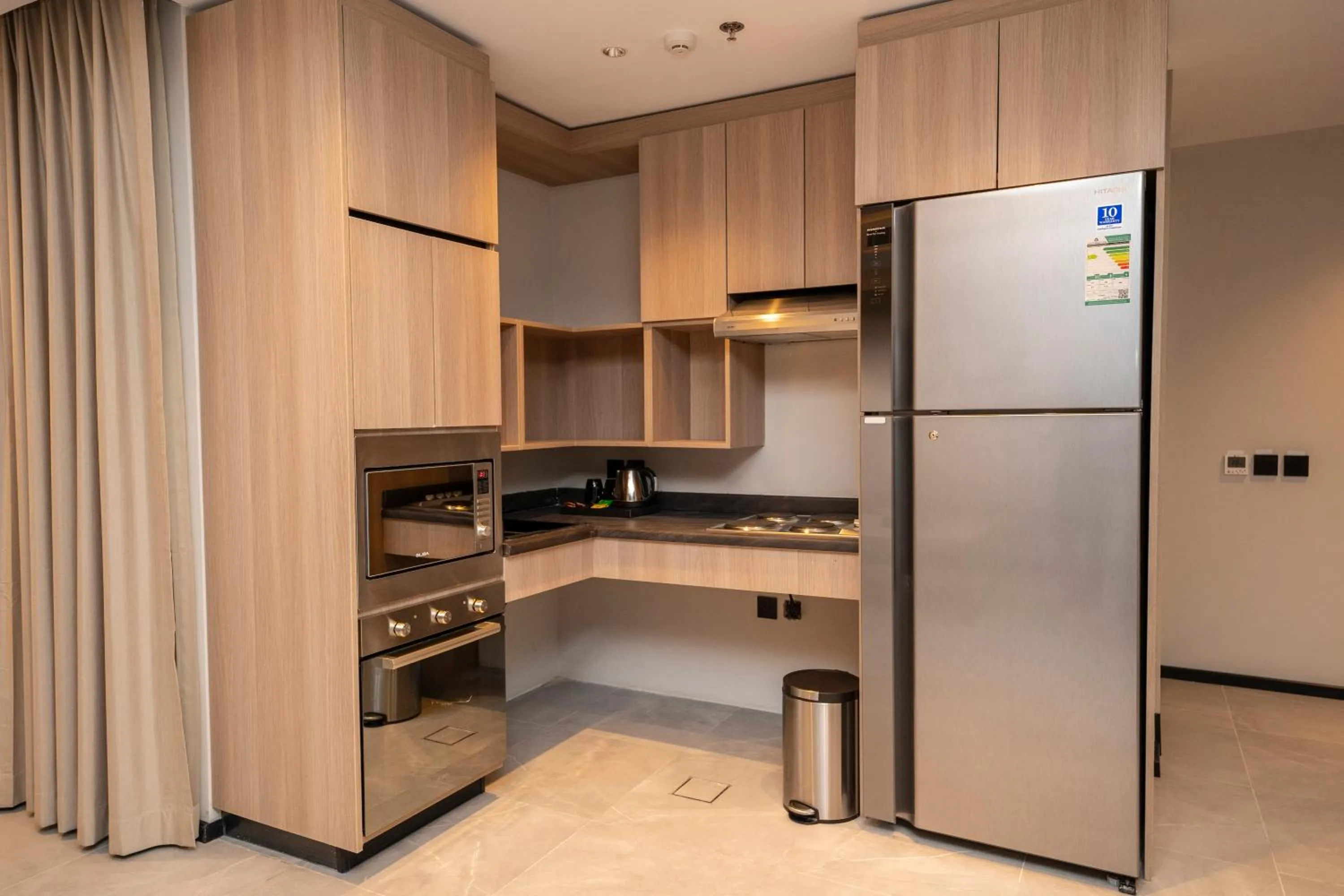 Kitchen or kitchenette in Manazel Aldiafah serviced Apartments AlSulymaniyah