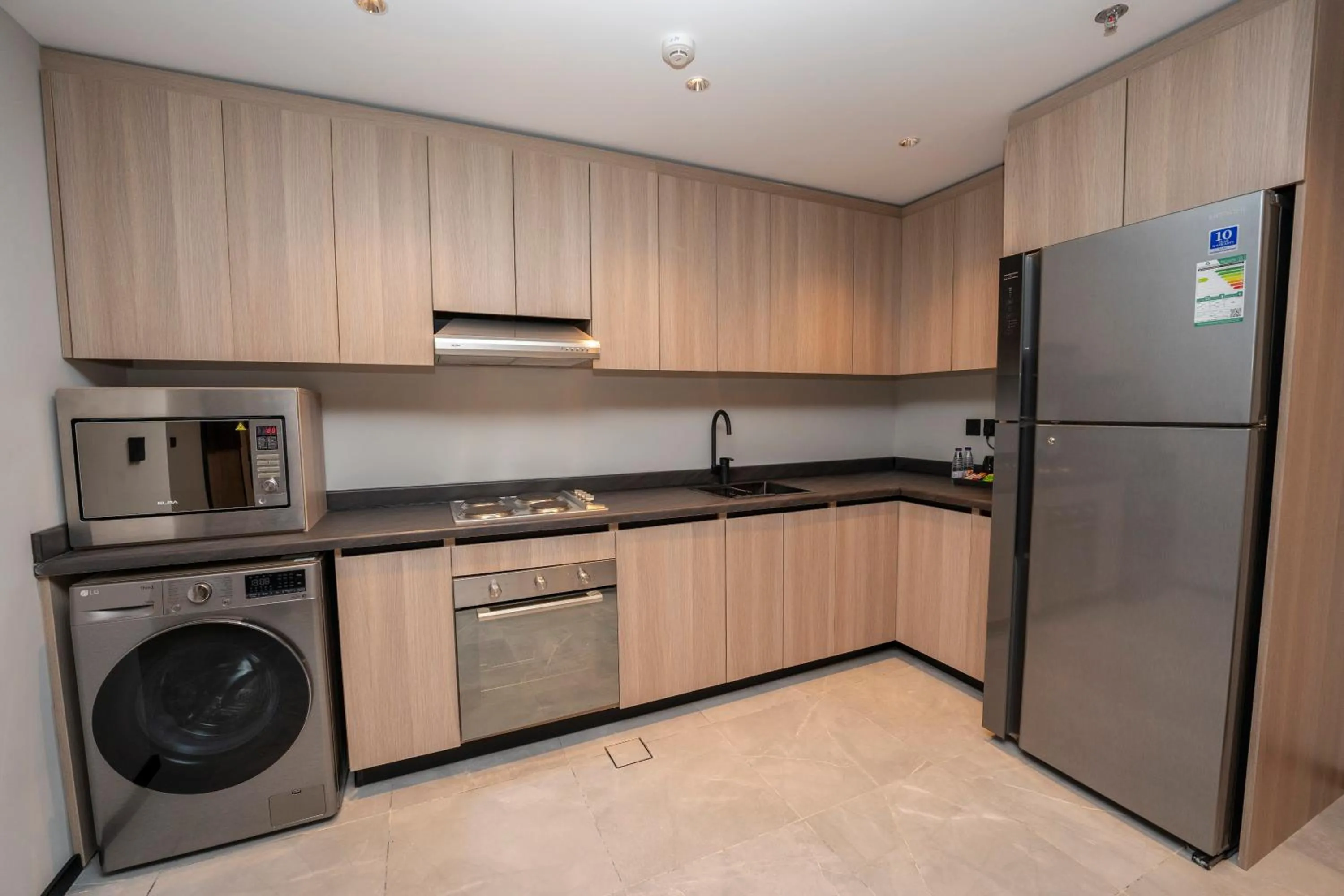 Kitchen or kitchenette in Manazel Aldiafah serviced Apartments AlSulymaniyah