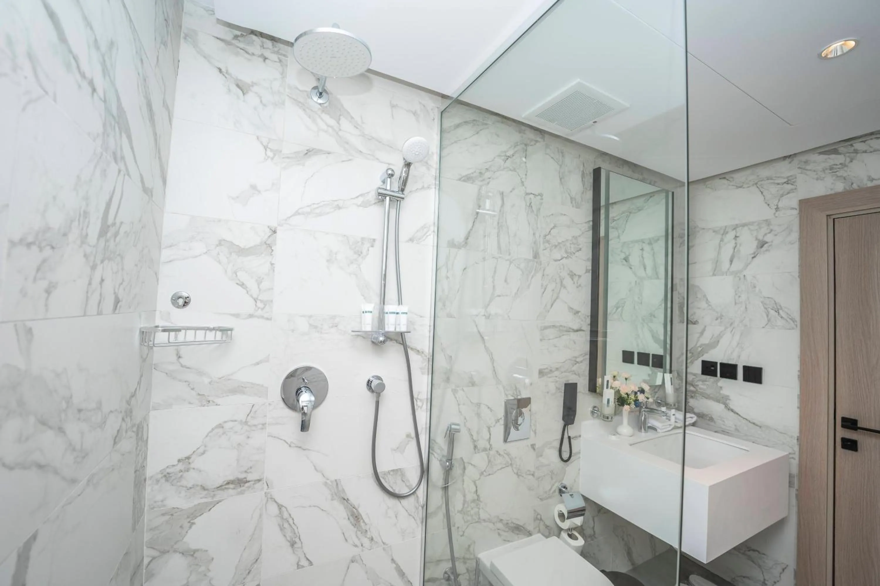 Shower in Manazel Aldiafah serviced Apartments AlSulymaniyah