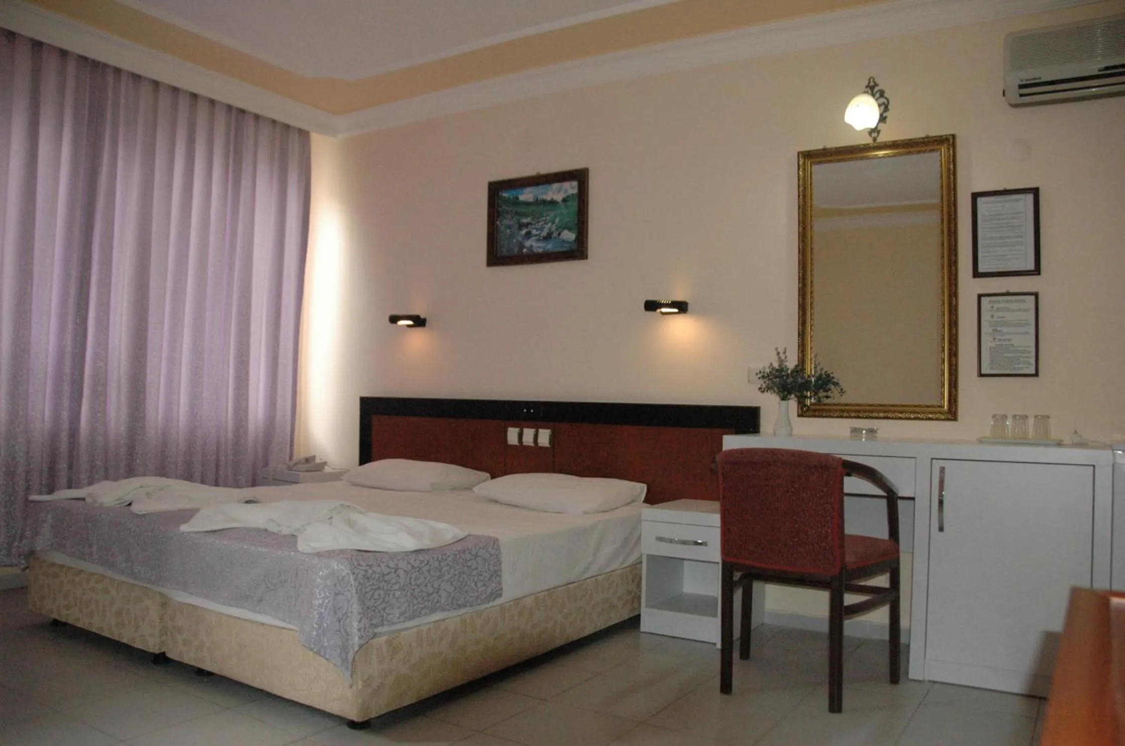 Photo of the whole room, Bed in Sunway Hotel