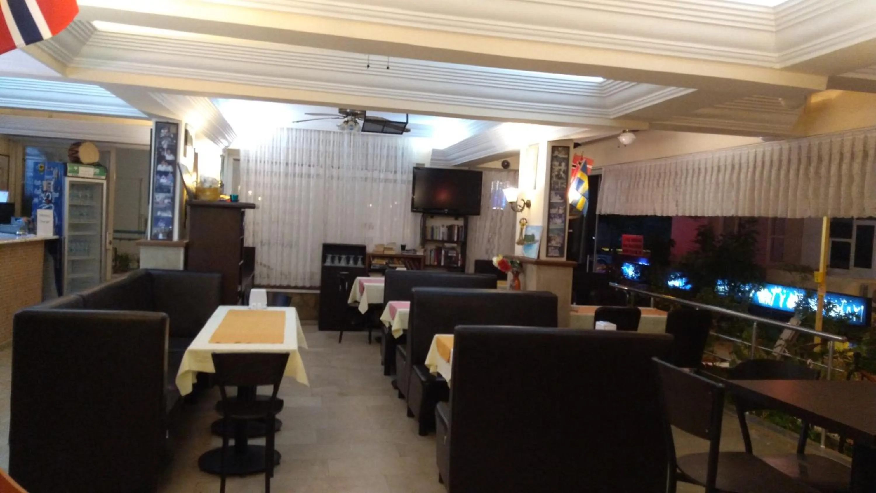 Communal lounge/ TV room in Sunway Hotel