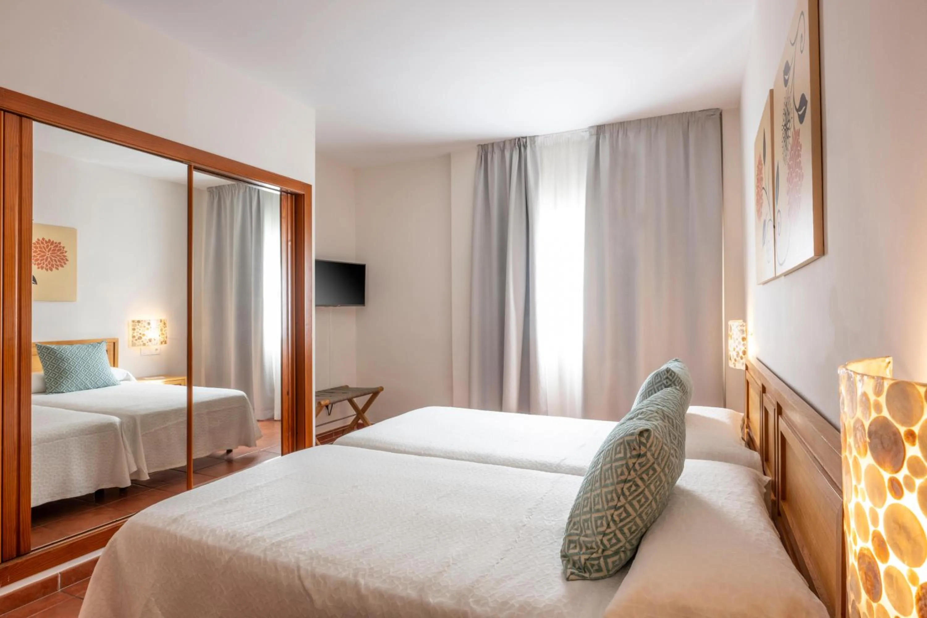 Photo of the whole room, Bed in GF Isabel