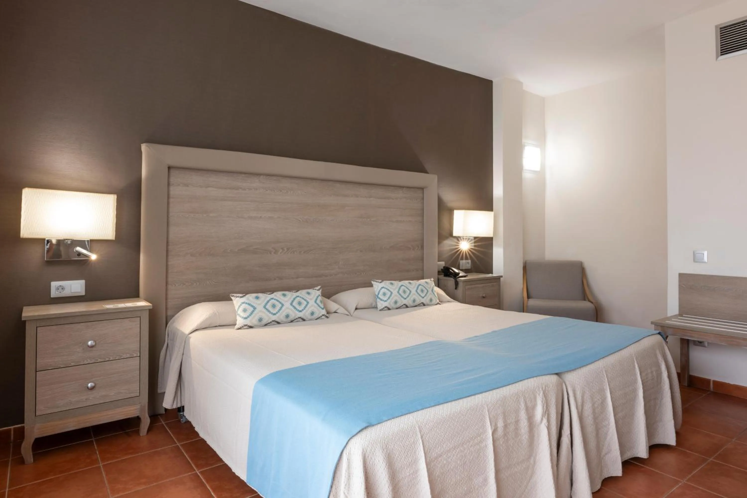 Photo of the whole room, Bed in GF Isabel