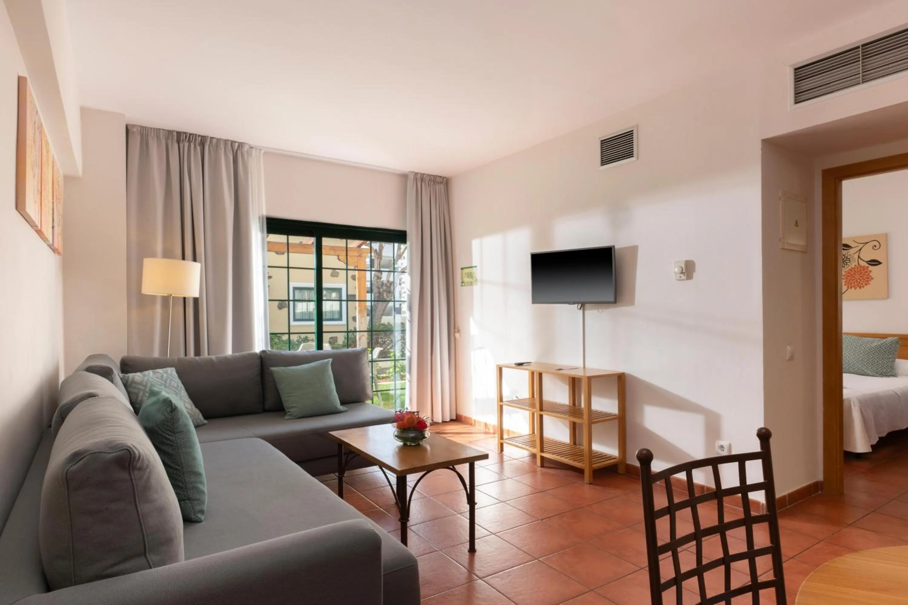 Photo of the whole room in GF Isabel