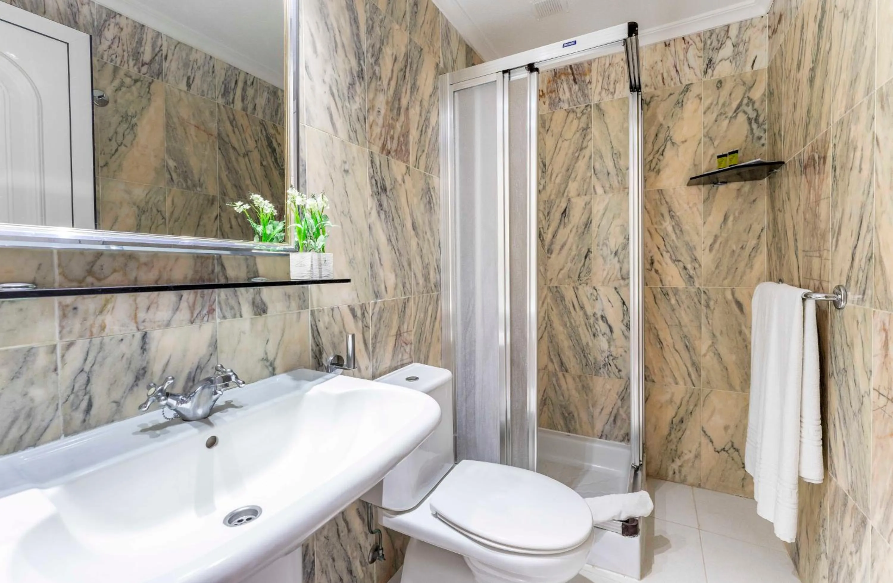 Bathroom in Ona Hollywood Mirage